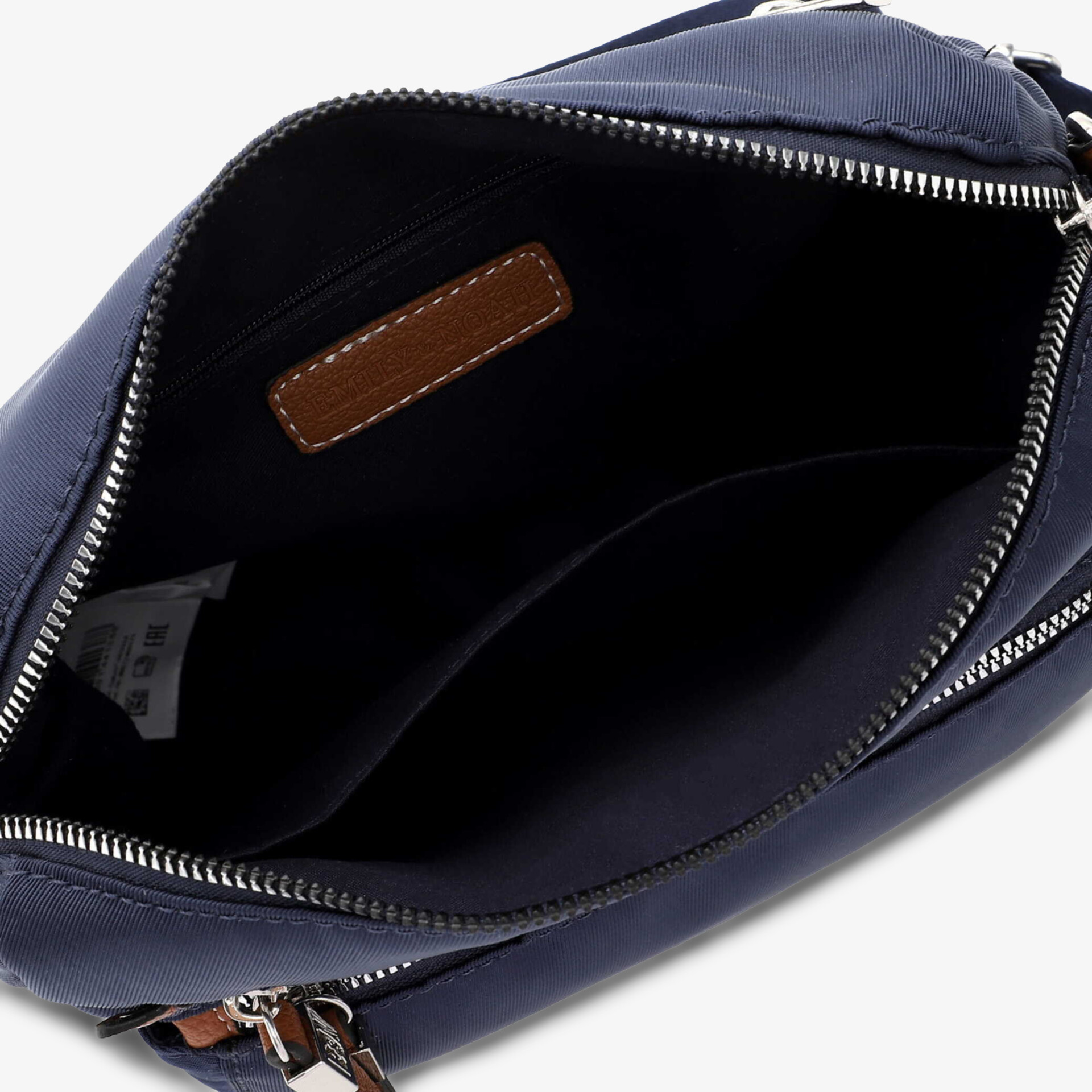 Geöffneter Blick in geräumiges Innenfach einer hochwertigen Tasche mit robustem Reißverschluss