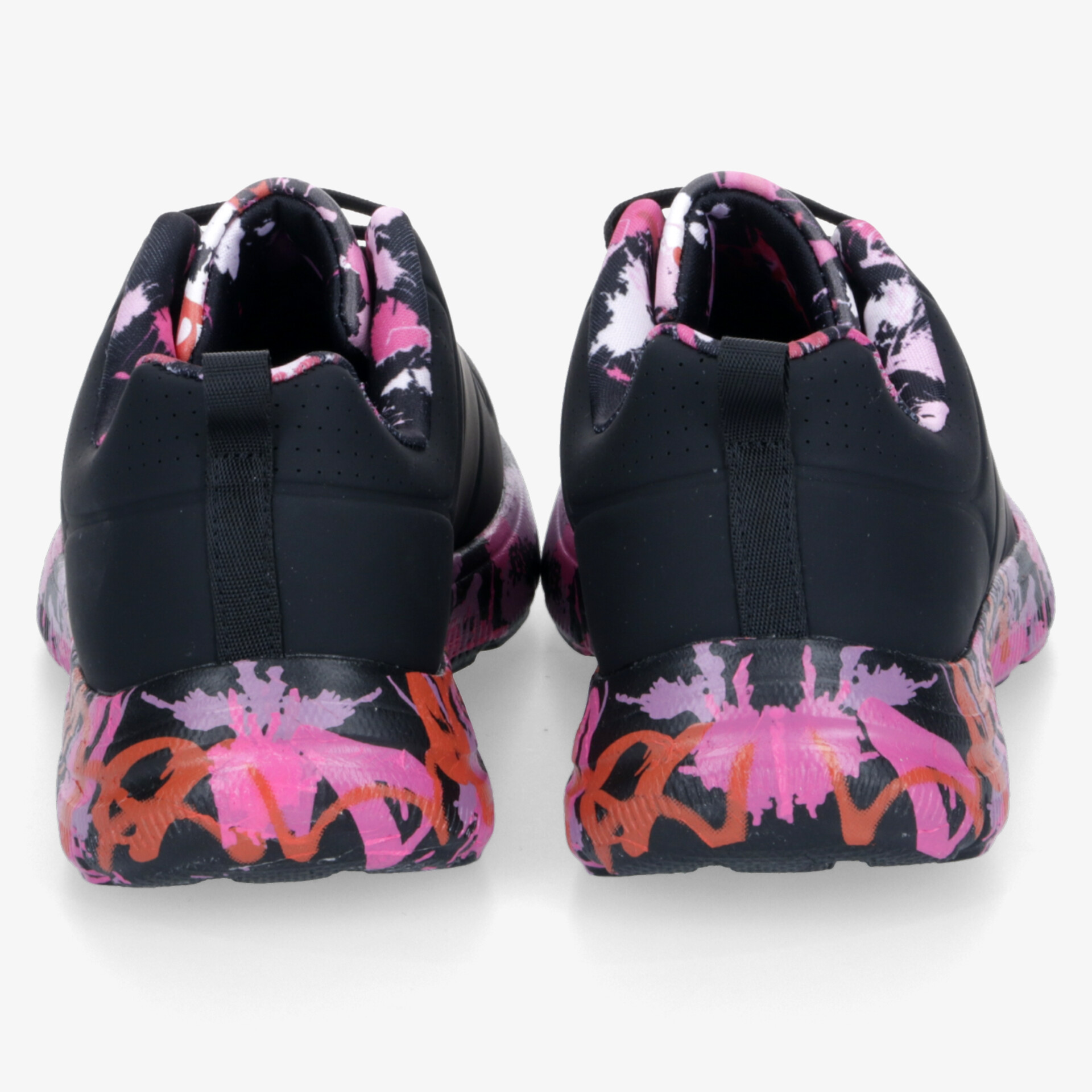Rückansicht von modernen Sneakern mit auffälligem pink-orange Muster und solidem schwarzen Obermaterial