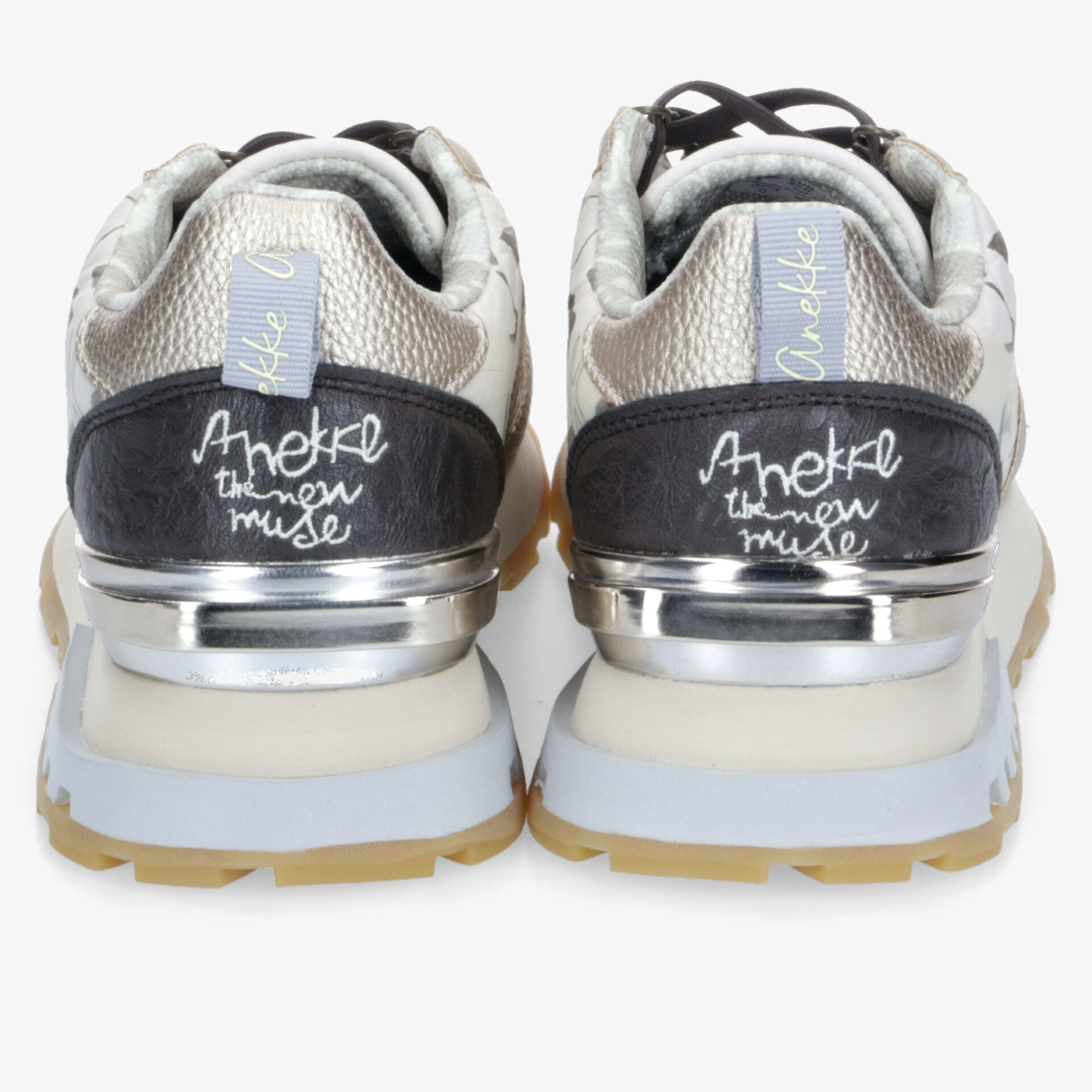 Rückansicht von sportlichen, modischen Sneakers mit auffälligem Design und Metallic-Details.