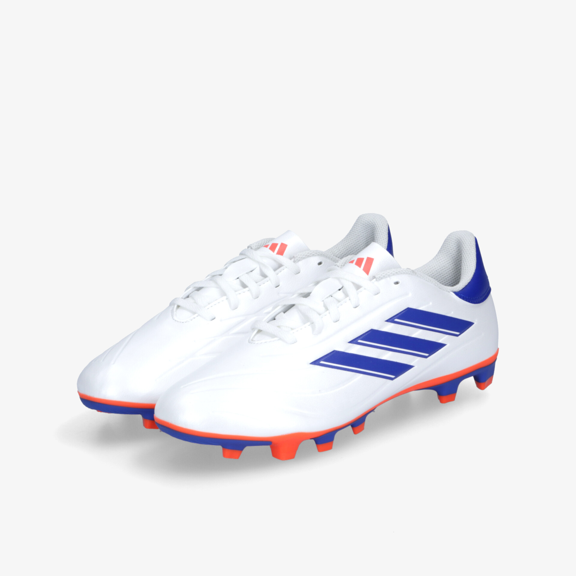 Weiß-blaues Paar Fußballschuhe mit roten Stollen, schnürbar, robust und komfortabel für optimalen Grip im Spiel