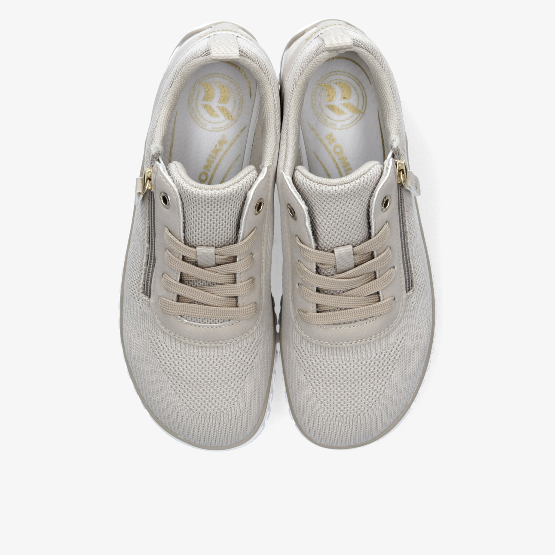 Weißes Sneaker-Paar mit gepolstertem Design, atmungsaktivem Material und leichter, komfortabler Passform