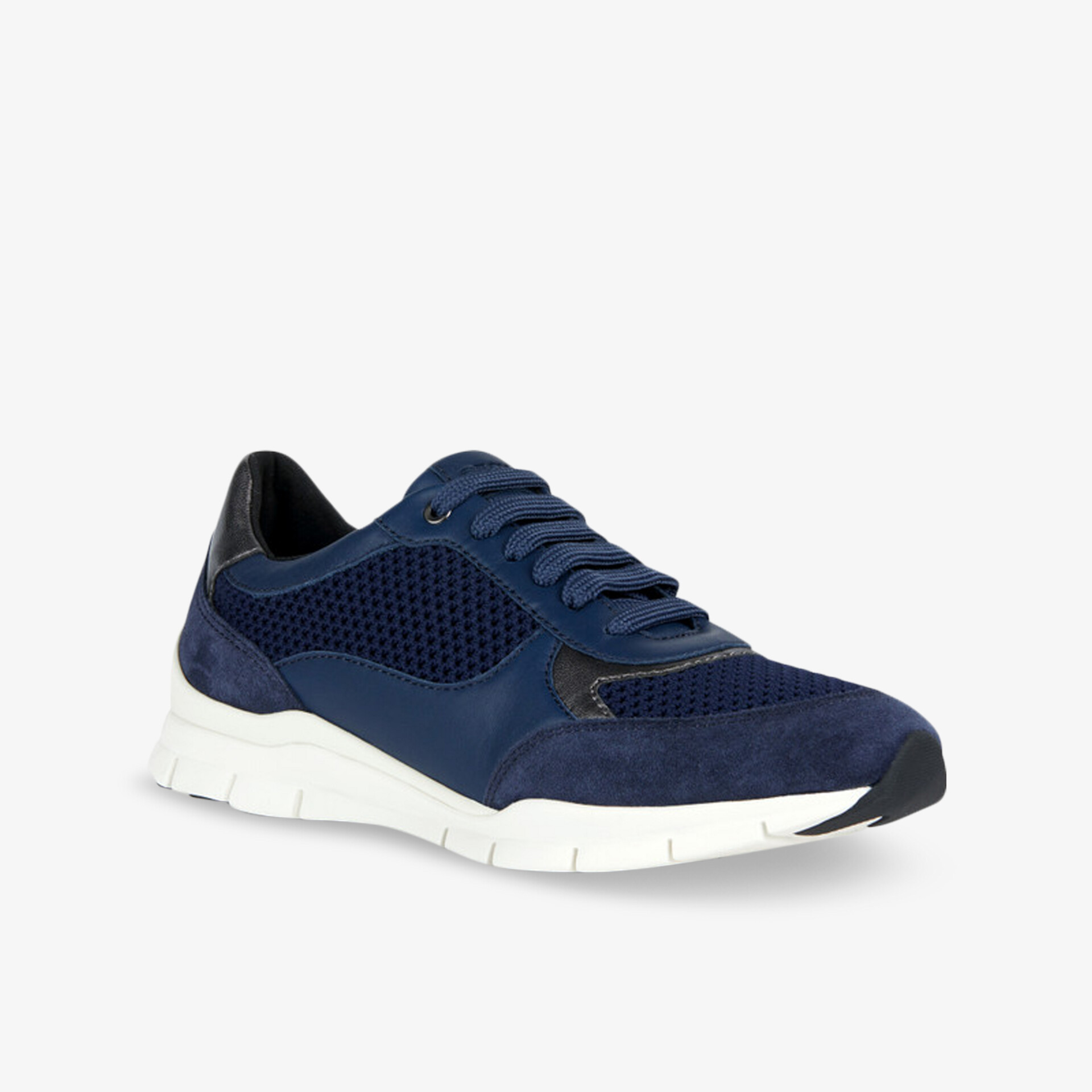 Moderner blauer Sneaker mit atmungsaktivem Mesh-Design und weißer Gummisohle für sportlichen Komfort.