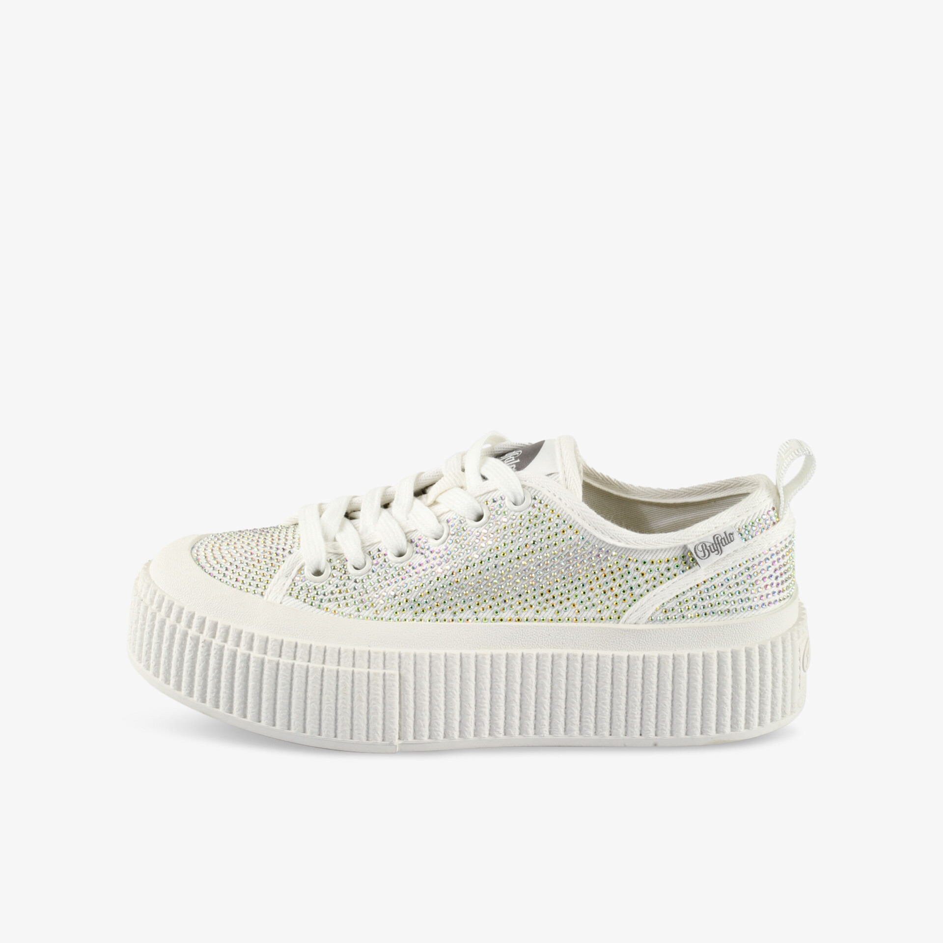 Leichter weißer Sneaker mit atmungsaktivem Material und profilierter Sohle in klarer Seitenansicht