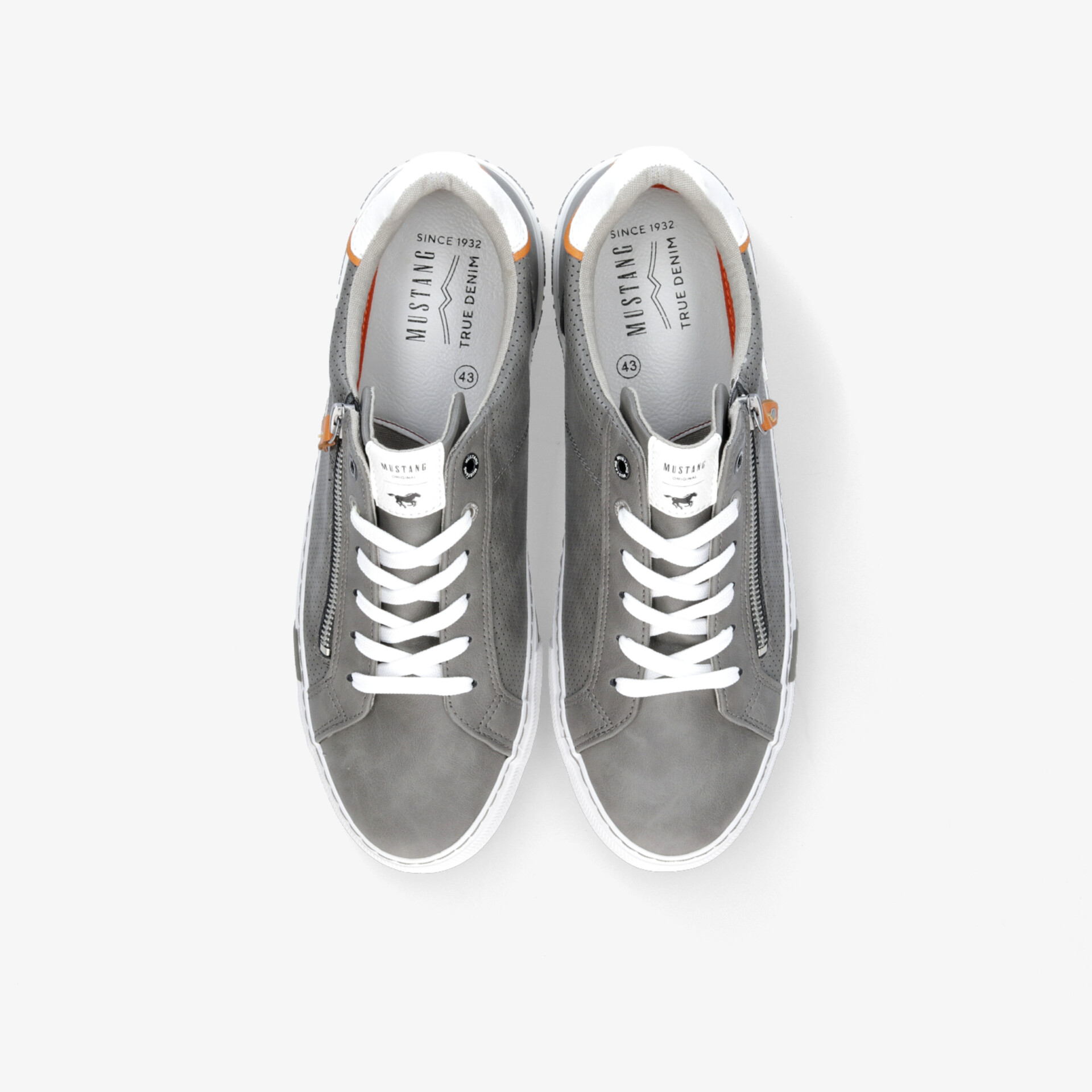 Graue Sneaker Paar in Draufsicht mit moderner Schnürung und gepolstertem Innenfutter, komfortabel und strapazierfähig