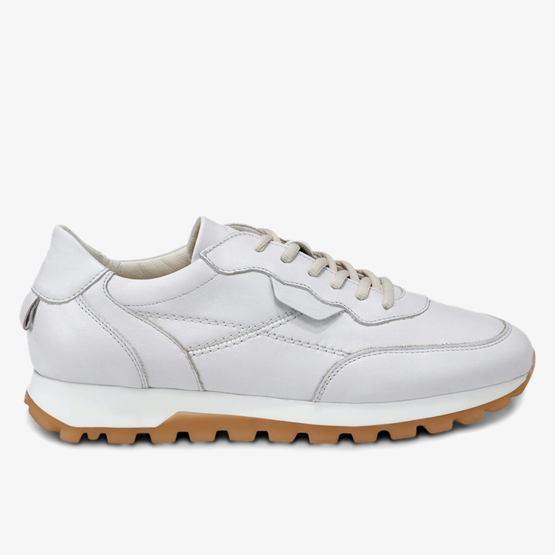 Leichter weißer Sneaker mit bequemer Passform und rutschfester Gummisohle in klarer Seitenansicht