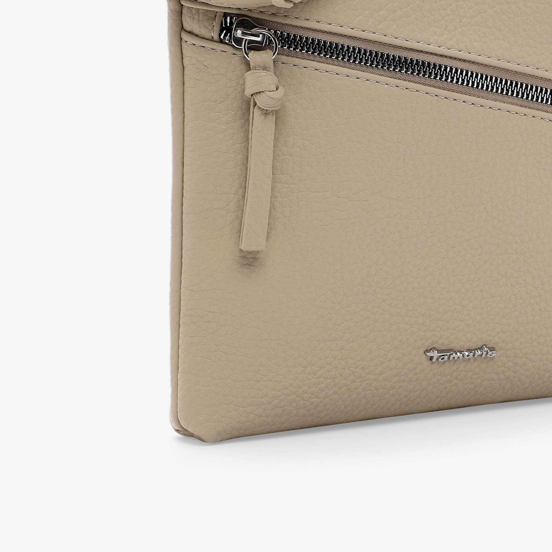 Detailaufnahme einer tasche aus hochwertigem material mit sichtbarem reißverschluss und markenlogo