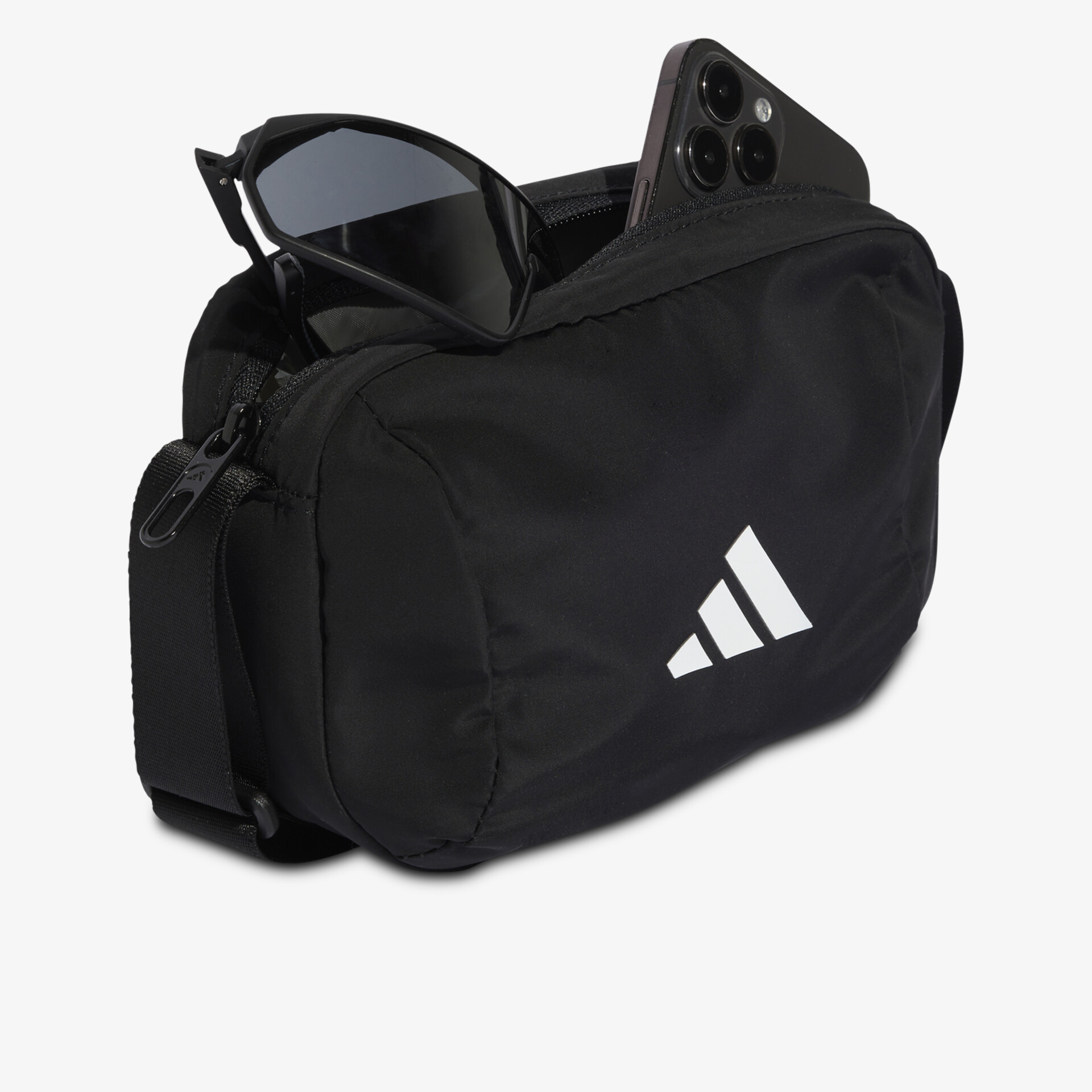 Schwarze kompakte Tasche mit weißem Logo, praktische Aufteilung und robustem Material für vielseitige Nutzung