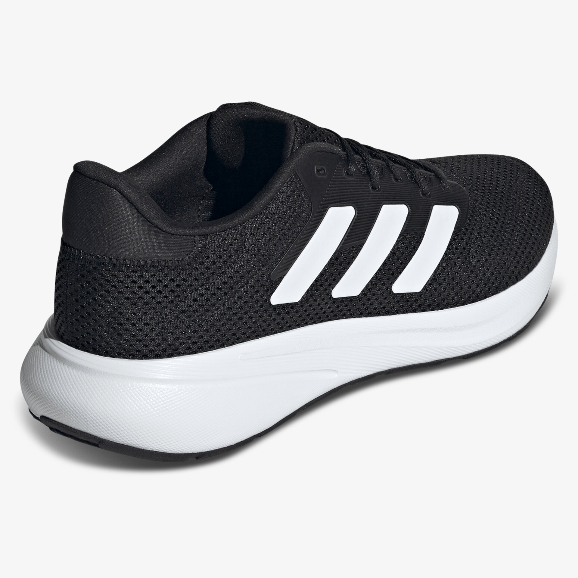 Leichter Sportschuh aus atmungsaktivem Material mit bequemer Passform und rutschfester Sohle, seitliche Ansicht