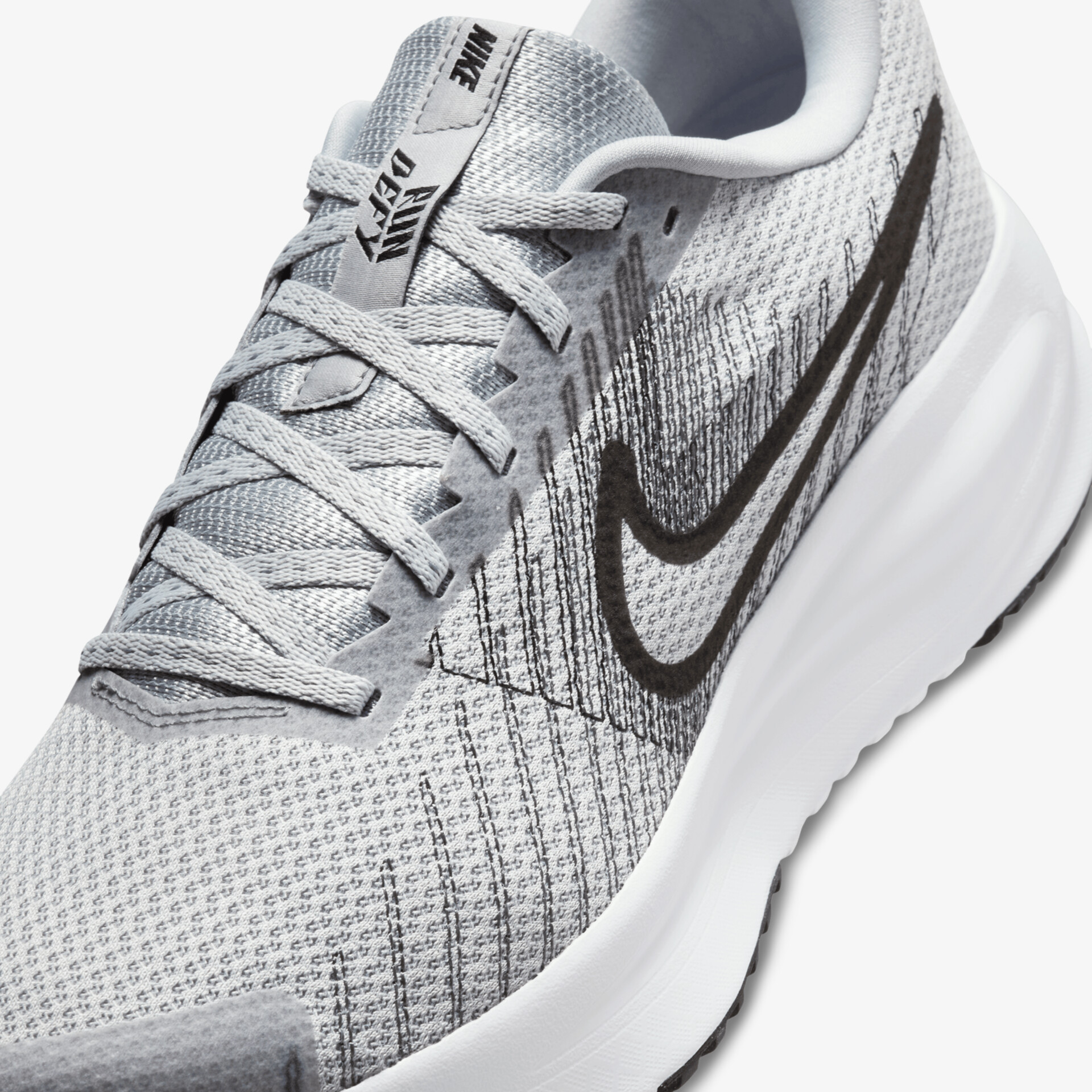 Grauer Sneaker mit markantem Design und optimaler Dämpfung für maximalen Komfort.