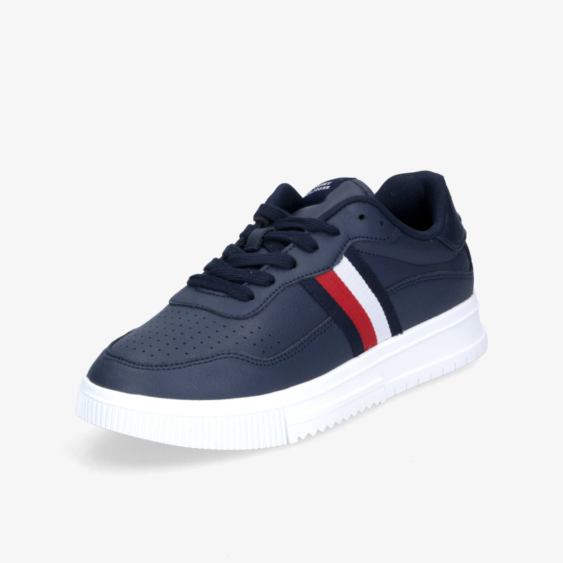 Sportschuh in navy blau mit weiß-rotem Streifen, weiße Sohle, sportlich und bequem, seitliche Ansicht