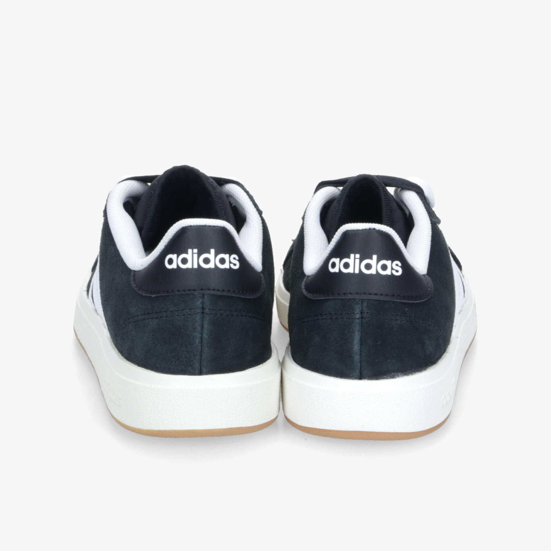 Rückansicht von schwarzen Adidas Sneakern mit weißer Sohle und klar sichtbarem Logo für sportlichen Look