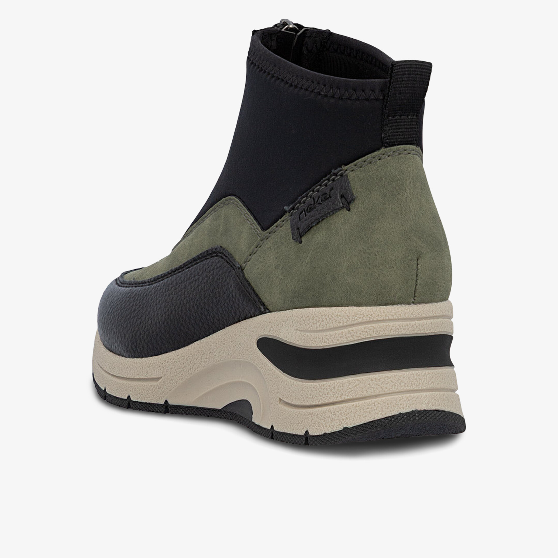 Bequemer robuster Winterstiefel mit rutschfester Profilsohle und warmem Innenfutter, seitliche Ansicht