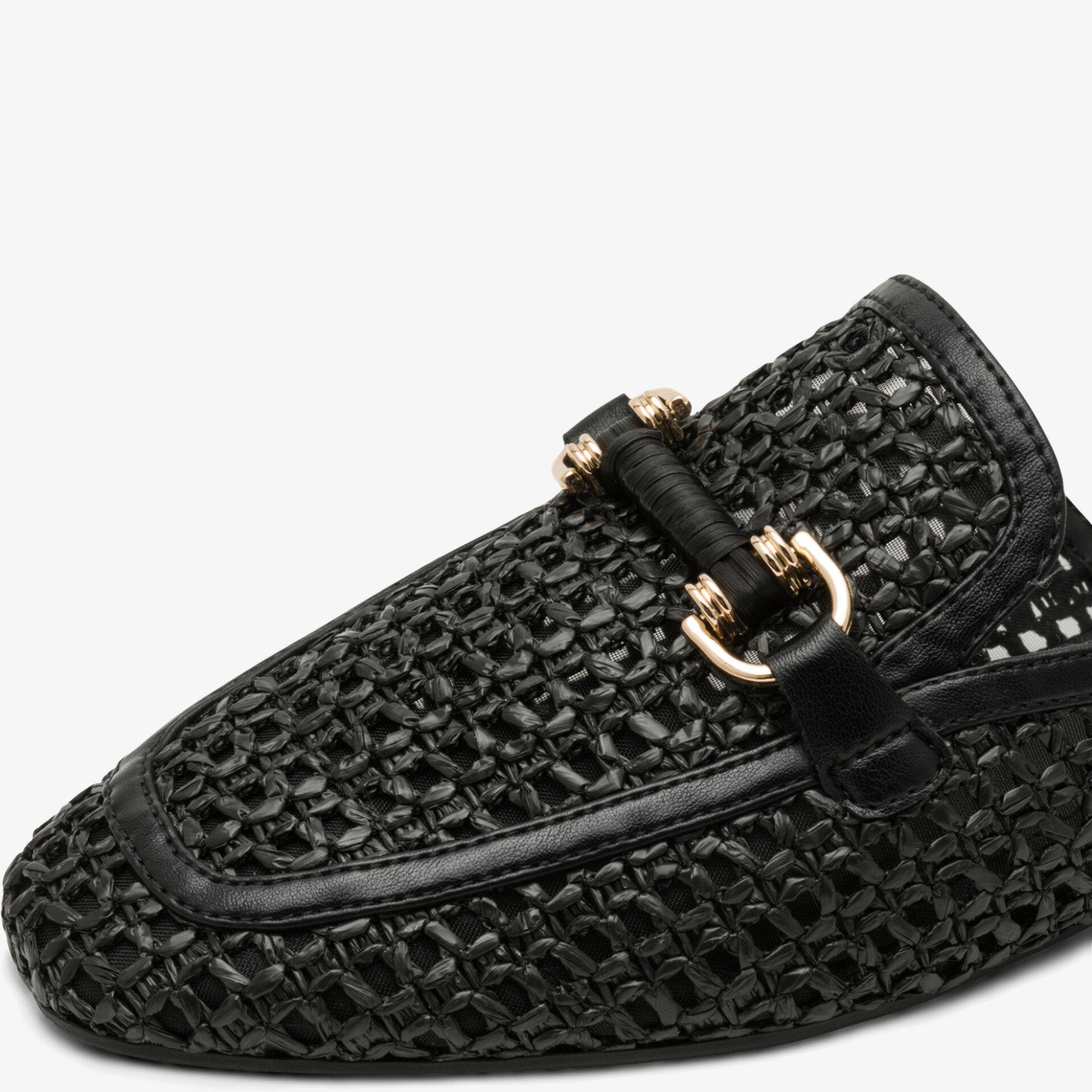 Schwarzer geflochtener Schuh mit goldfarbener Schnalle, elegantes Design und hochwertige Materialien