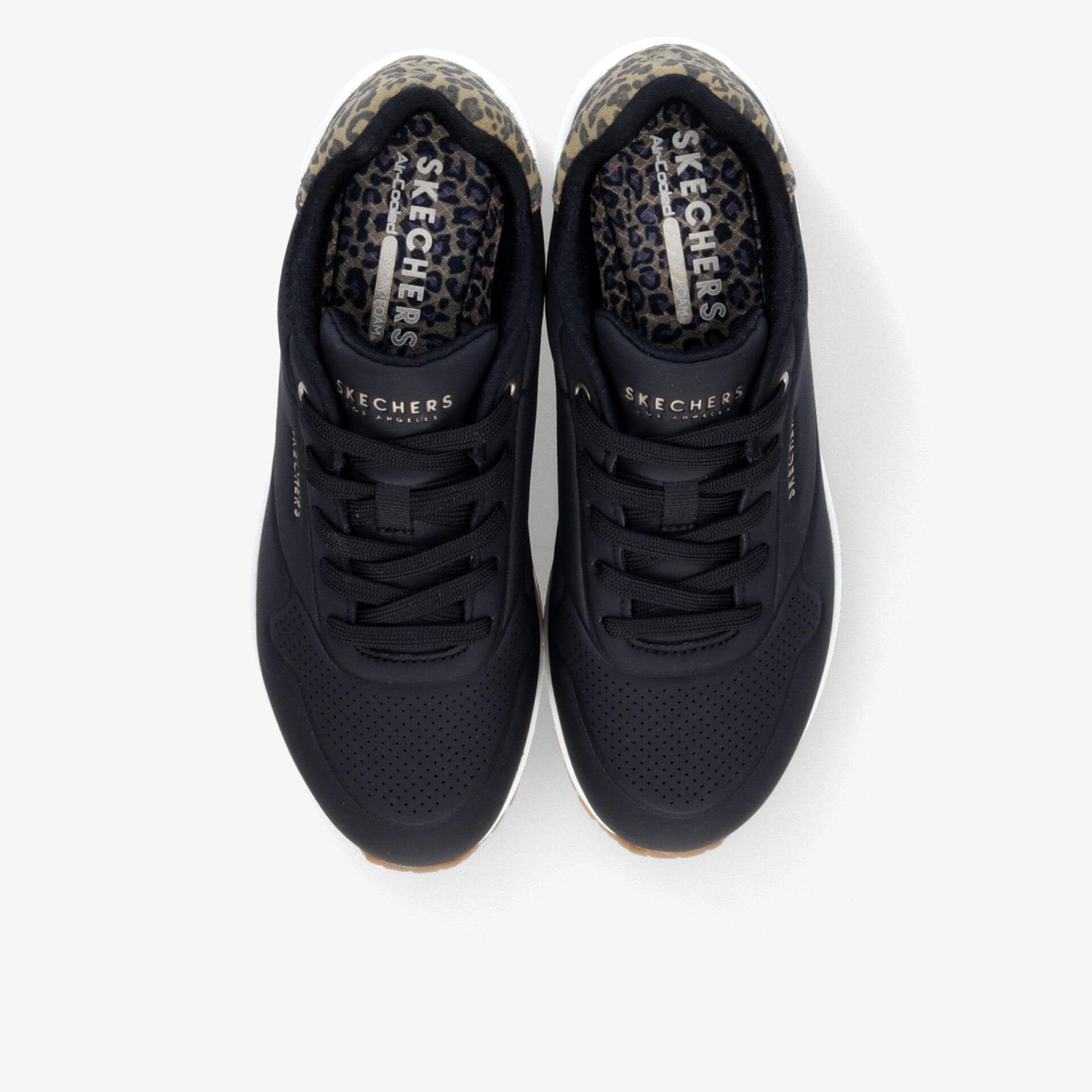 Schwarze Sportschuhe mit Schnürsenkeln und gepolsterter Innenseite, leichte und bequeme Top-Down Ansicht