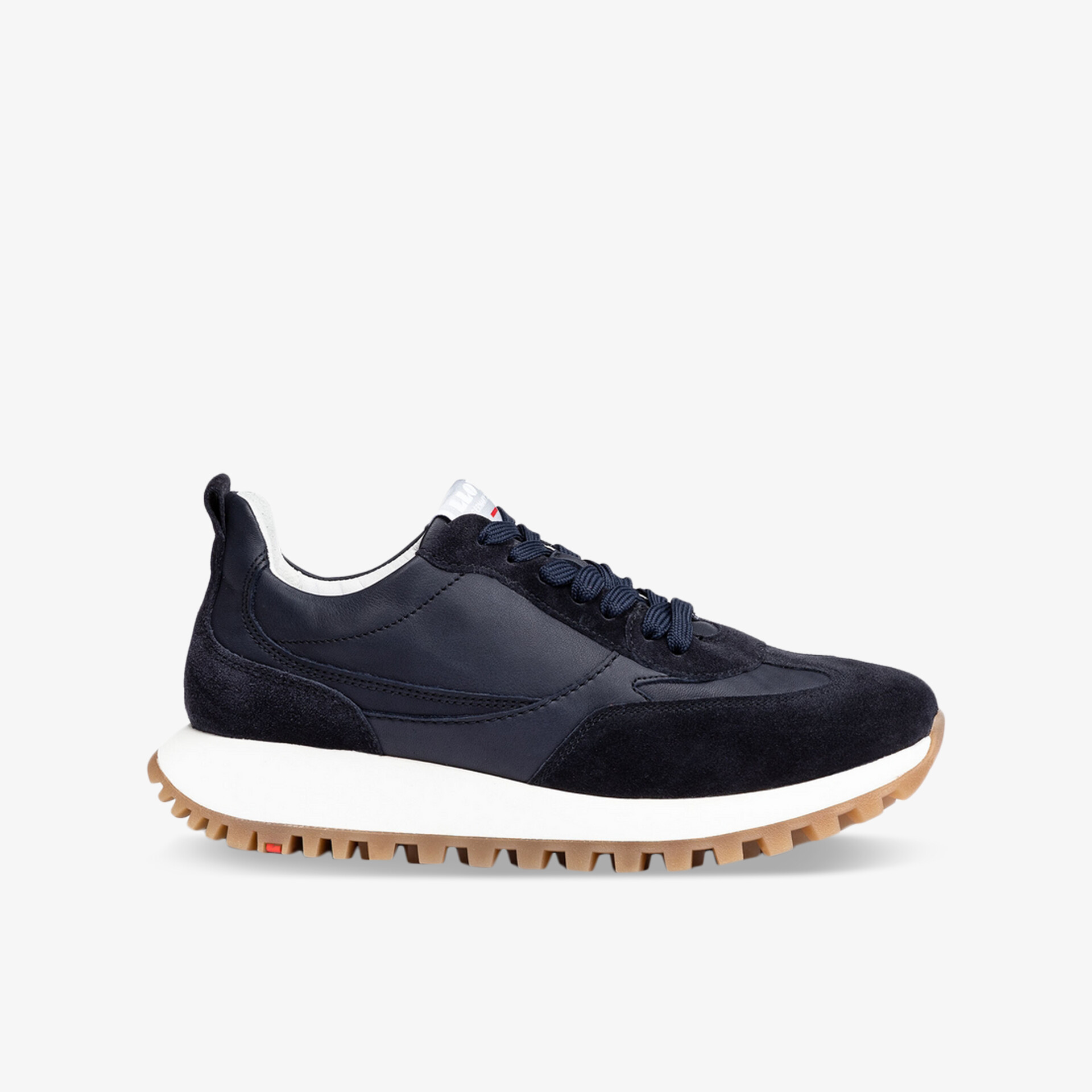 Leichter dunkelblauer Sneaker seitlich mit bequemer Passform und rutschfester, profilierter Sohle in modernem Design
