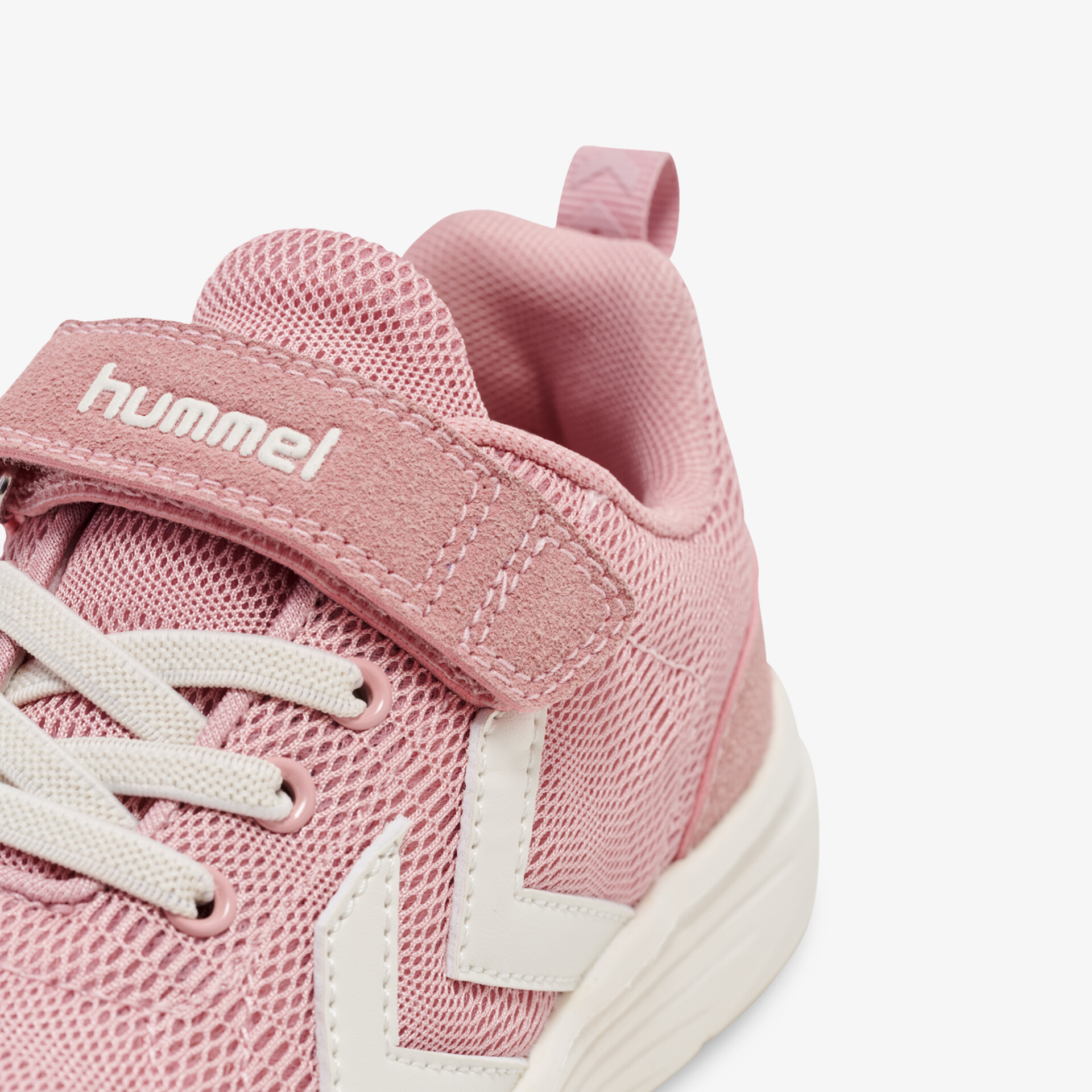 Nahaufnahme eines rosa Sportschuhs mit atmungsaktivem Material, Klettverschluss und robuster, flexibler Sohle