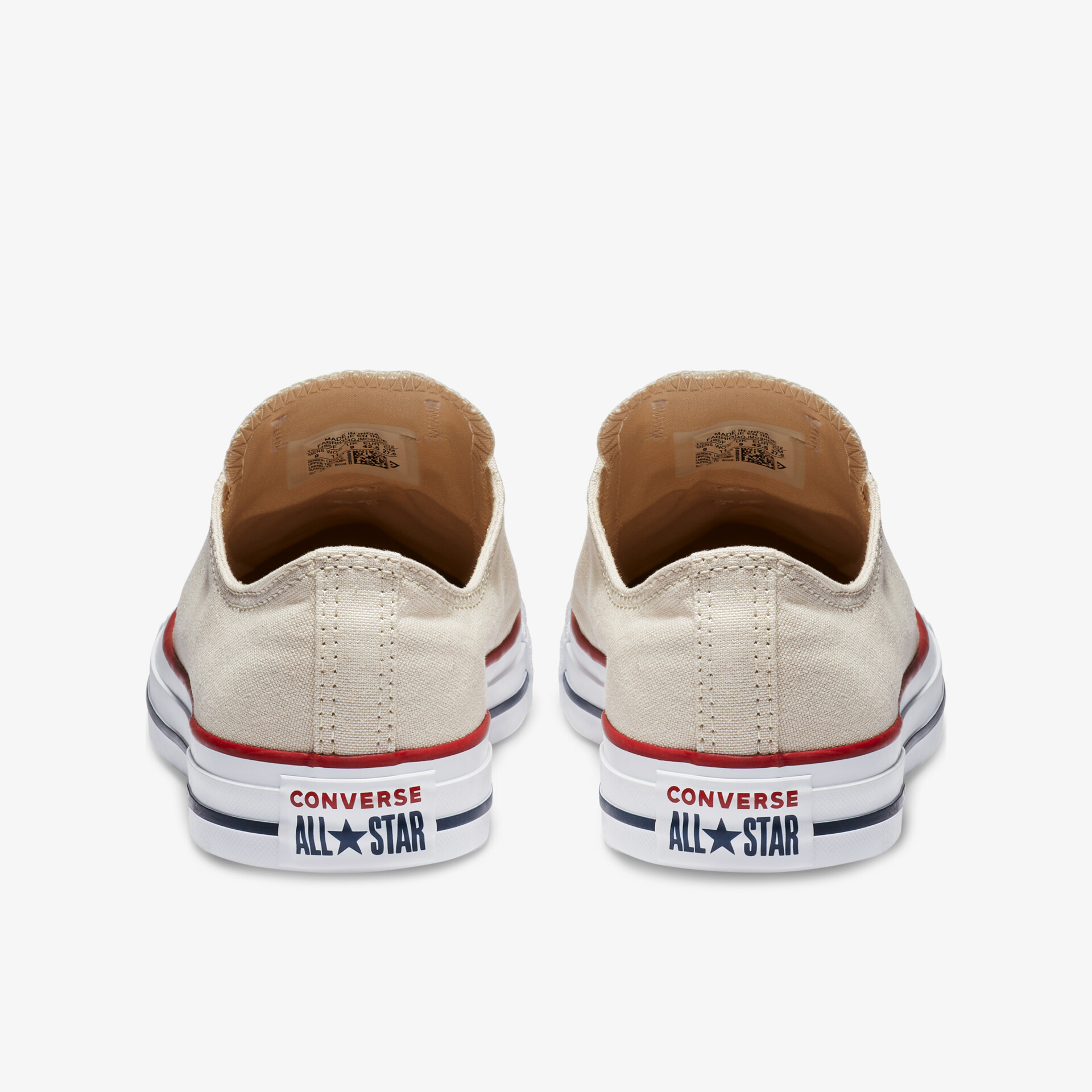 Beige Converse All-Star Sneakers von hinten mit klassischem Design und ikonischem Logo auf der Ferse.