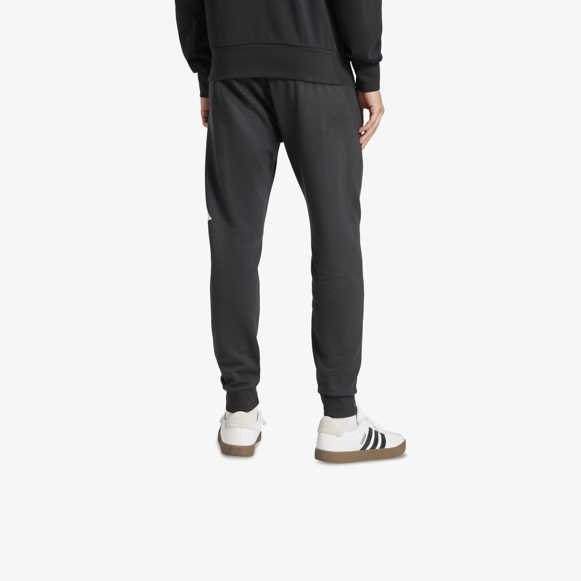 Schwarze Jogginghose in Rückansicht, eng anliegend mit elastischen Bündchen, komfortabel und sportlich gestaltet