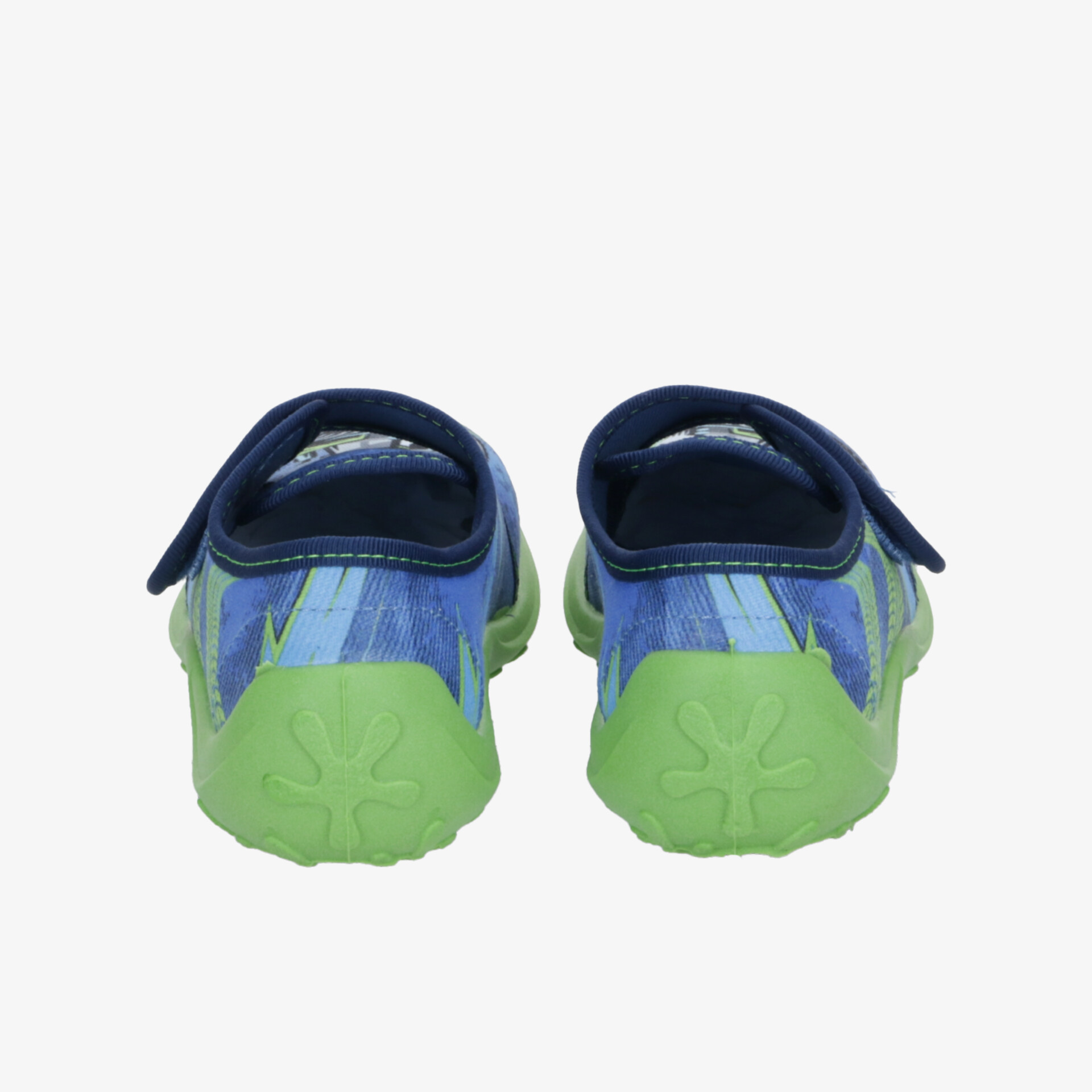 Rückansicht von Schuhen mit grünem Profil und blauem Obermaterial, rutschfest und bequem für aktiven Gebrauch