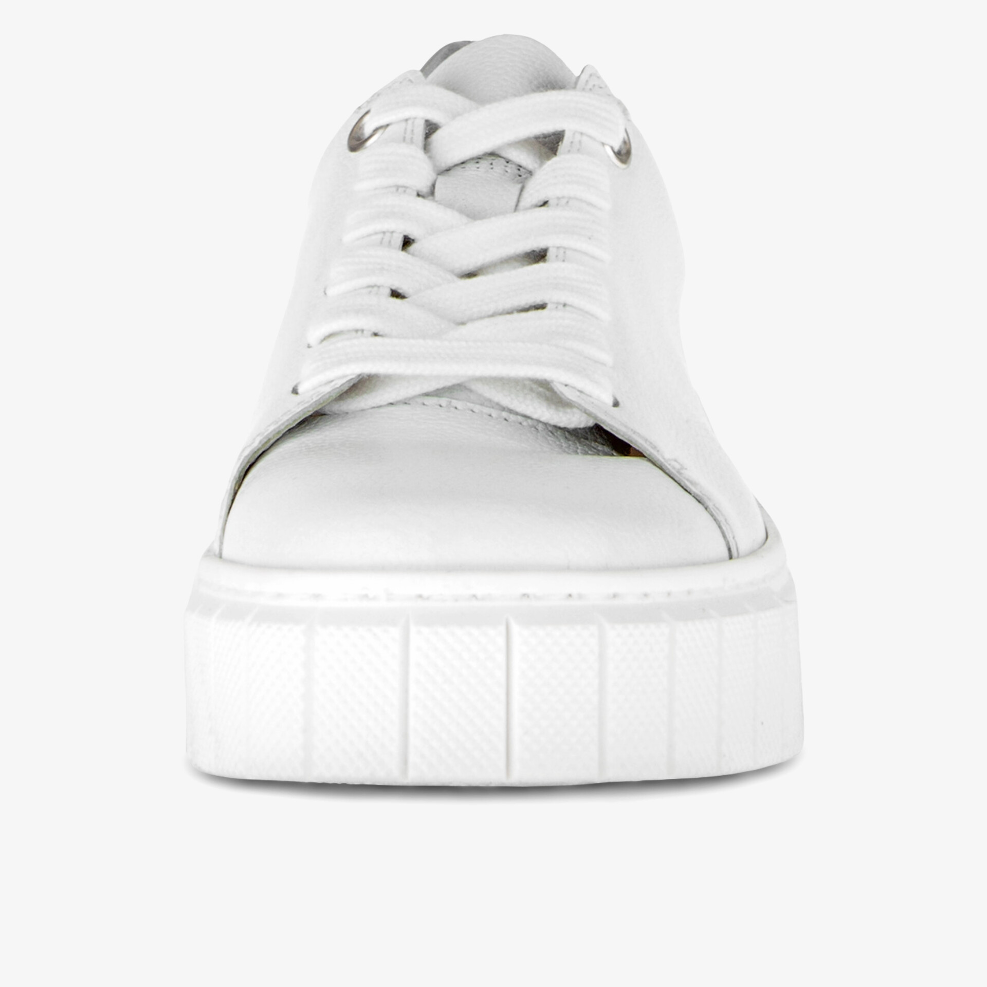 Moderner weißer Sneaker mit Plateausohle und präziser Schnürung, ideal für stilvolle Outfits.