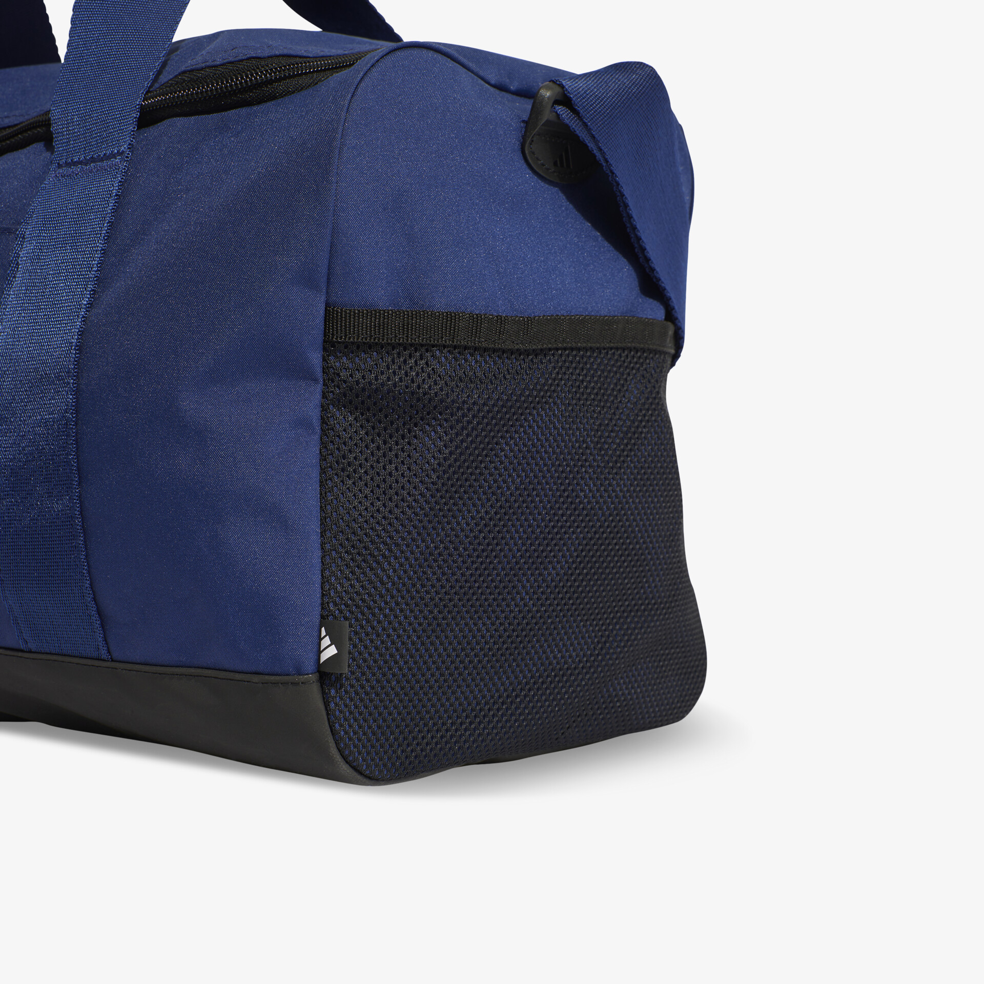 Detailansicht der blauen Sporttasche mit robustem Material und praktischem Außenfach mit Reißverschluss