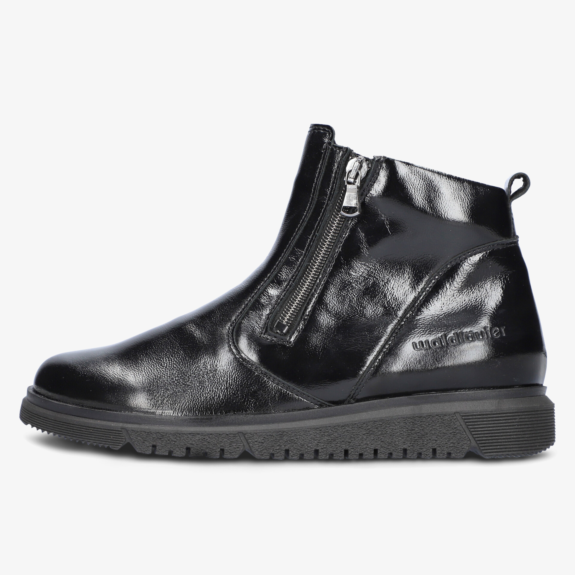 Schwarzer Stiefel mit seitlichem Reißverschluss und rutschfester Profilsohle, glänzende Lederoptik, seitliche Ansicht