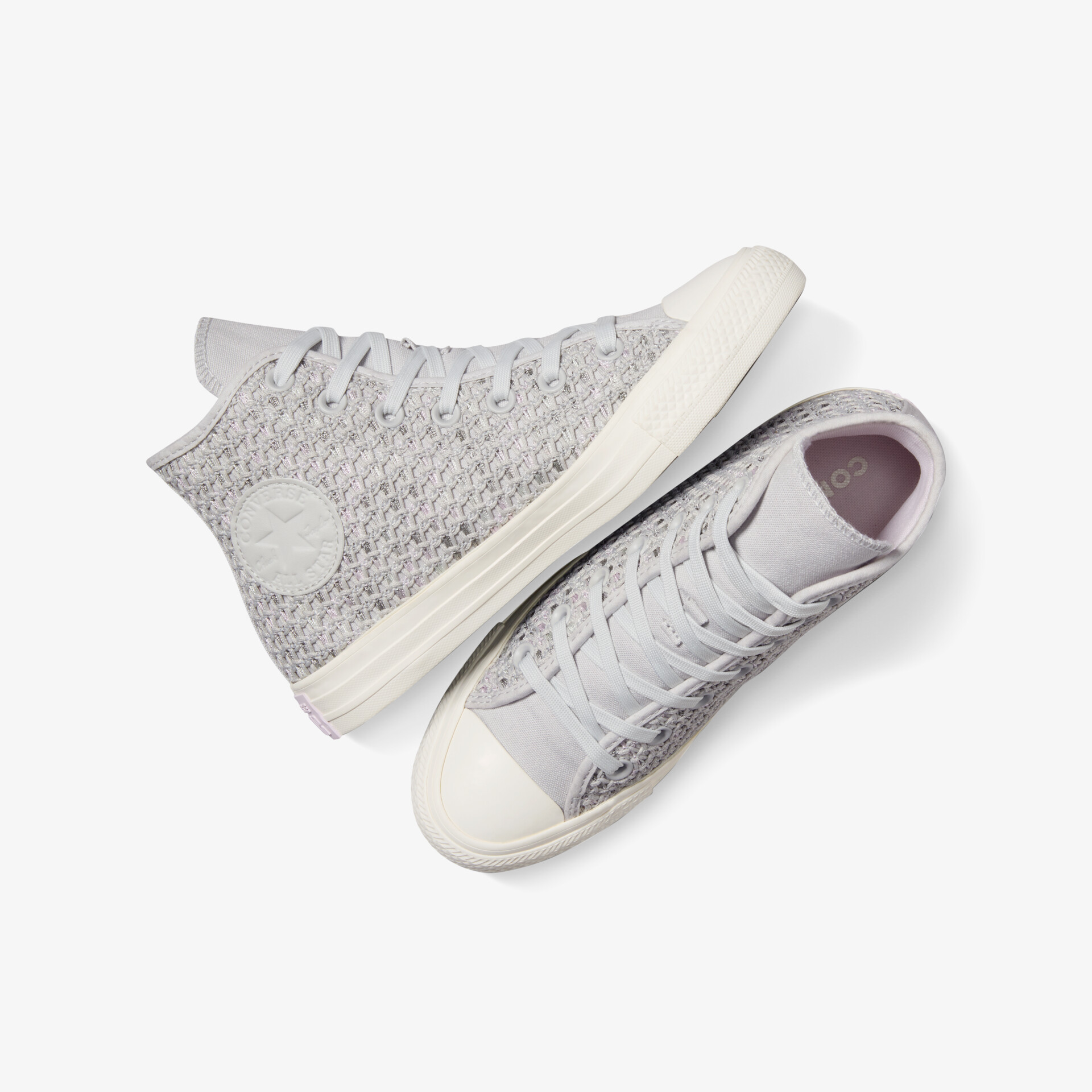 Sportlicher grauer Sneaker mit atmungsaktivem Material und flexibler Sohle, bequemes Paar in Draufsicht