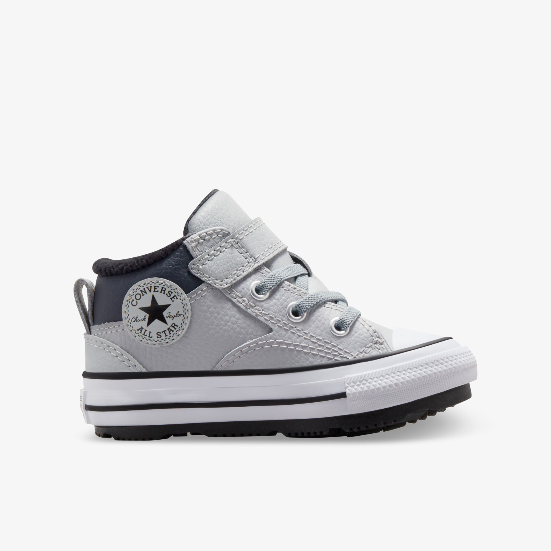 Grauer Sneaker mit robuster, rutschfester Sohle und bequemer Passform in klarer Seitenansicht