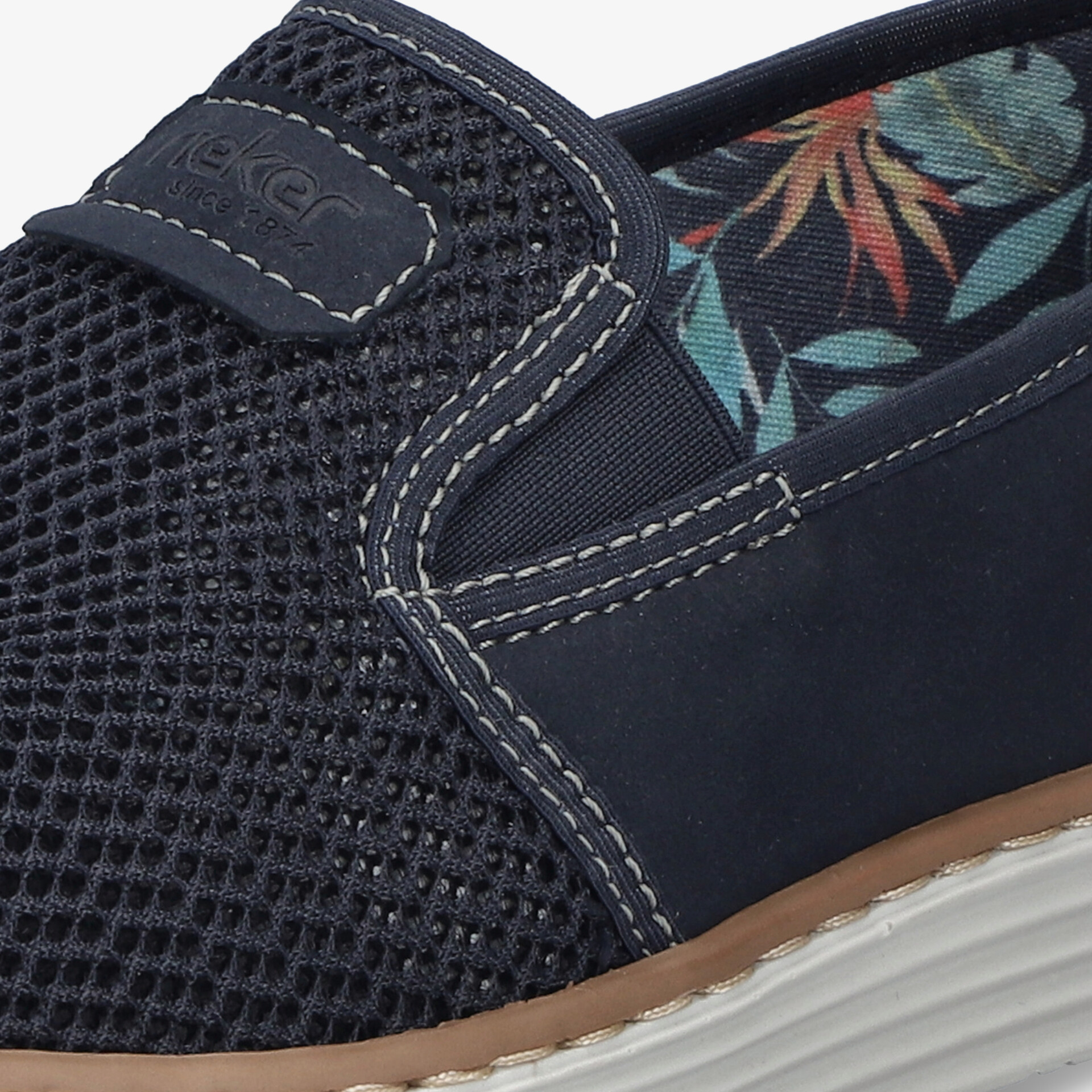 Detailansicht navy Loafer mit atmungsaktivem Mesh, floralem Innenstoff und stabiler Naht, komfortabel und modisch