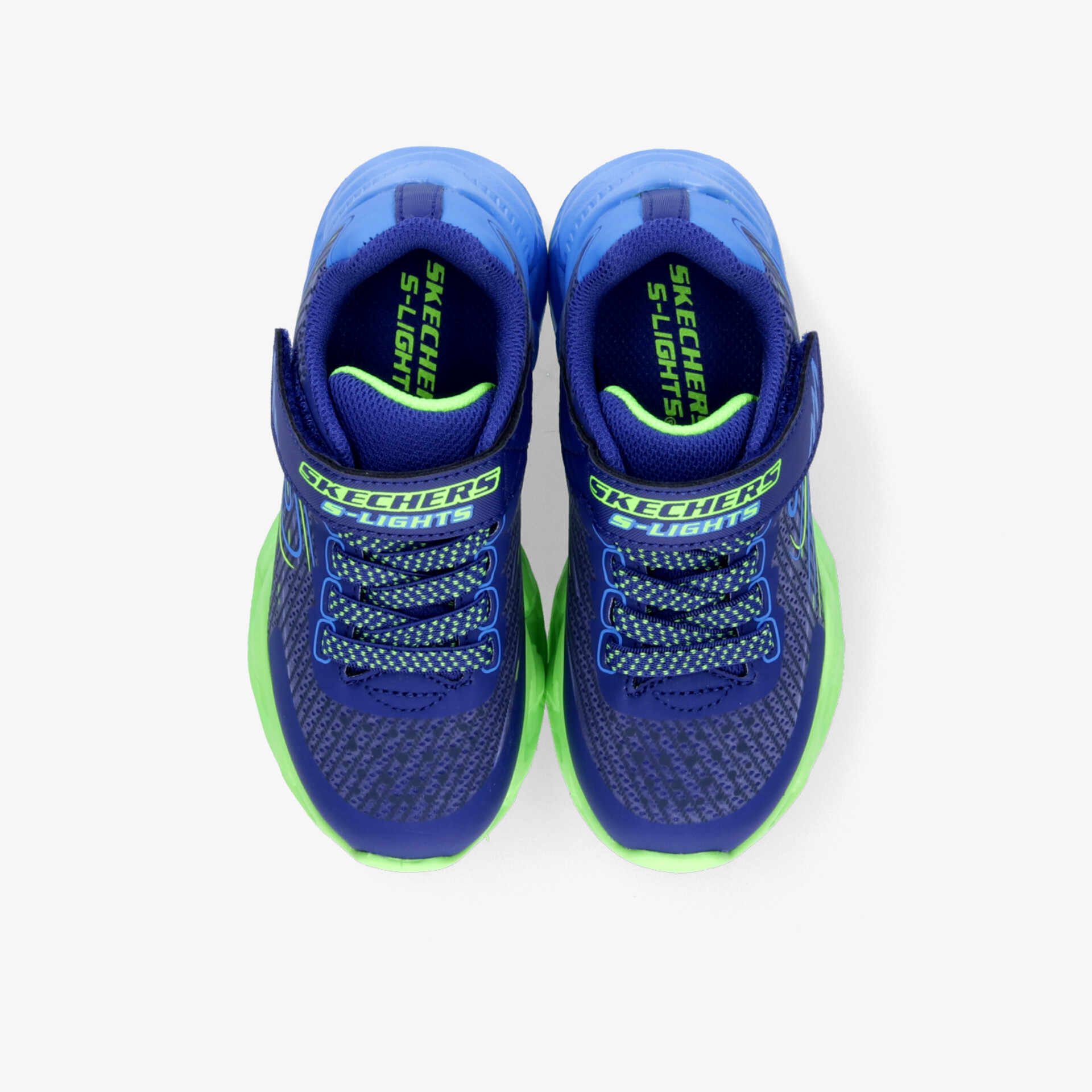 Bequeme, atmungsaktive Sportschuhe mit stabiler Sohle und leichtem Verschluss in Blau und Grün, von oben fotografiert