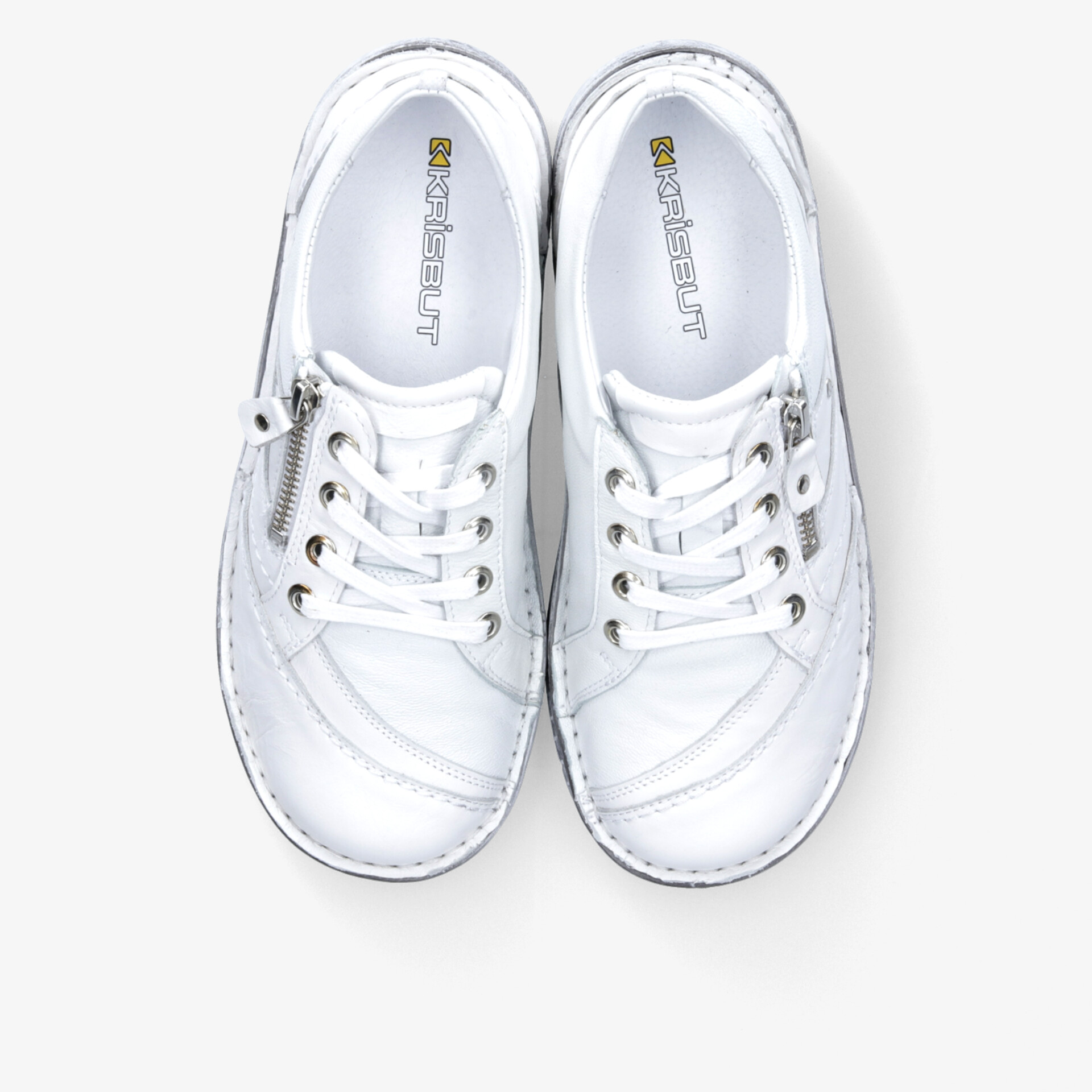 Weißes Sneaker-Paar mit Schnürsenkeln, bequem und leicht für sportlichen und modischen Alltag