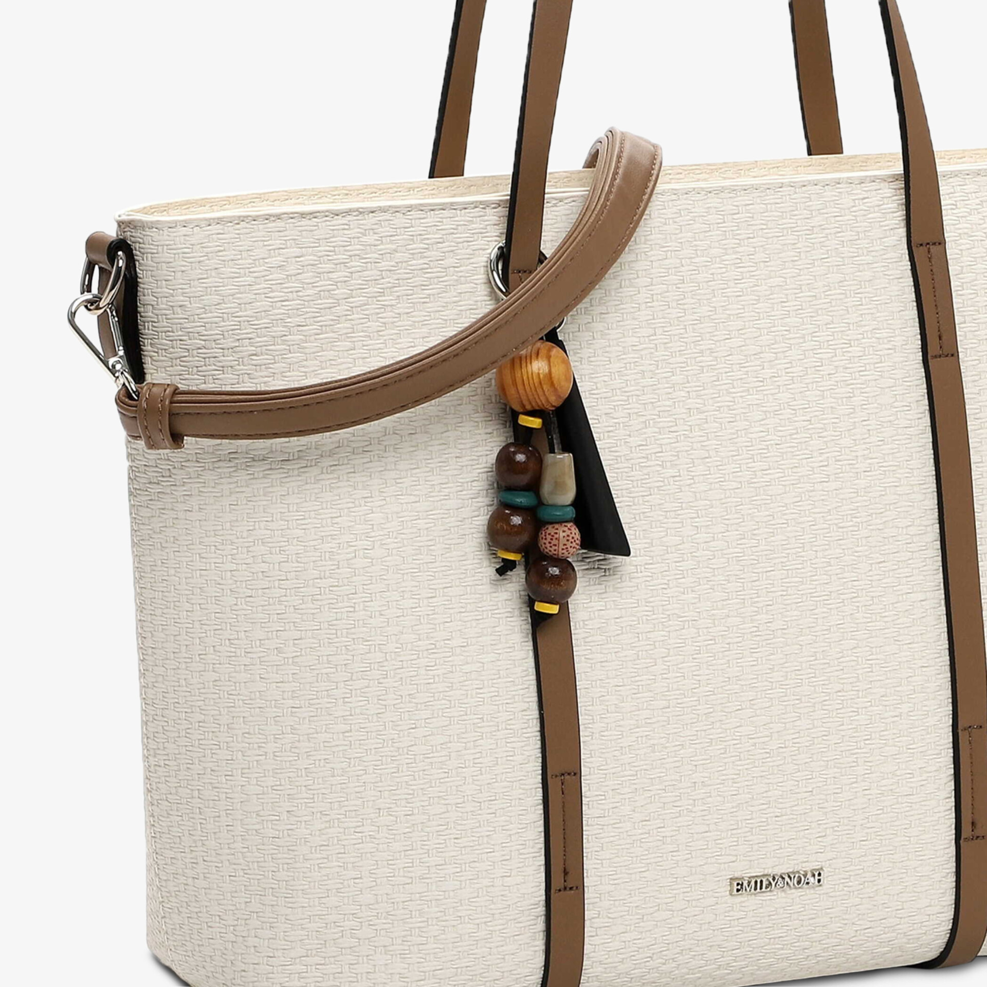 Detailaufnahme einer eleganten Tasche aus hochwertigem Material mit feiner Textur und modischen Holzperlen an verstellbarem Schulterriemen