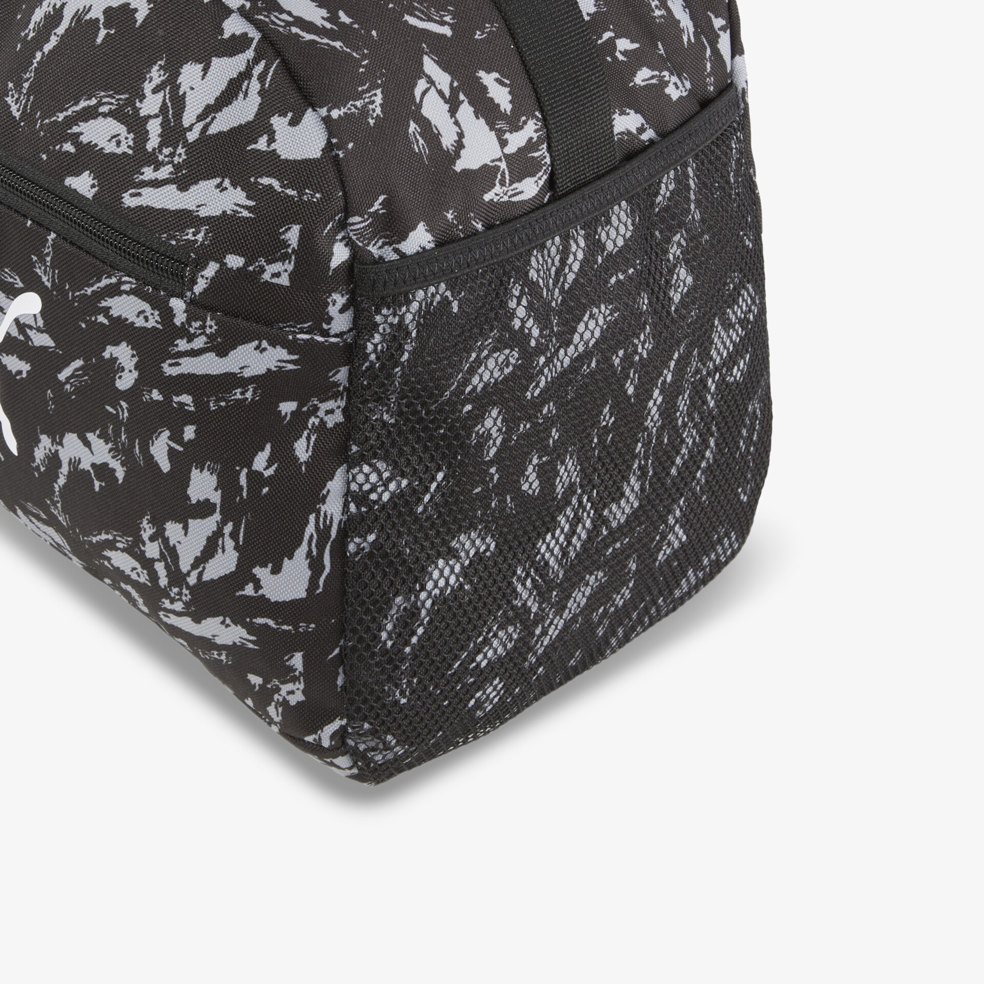 Detailansicht einer schwarzen Sporttasche mit robustem Material, geräumiger Seitentasche und modernem Muster