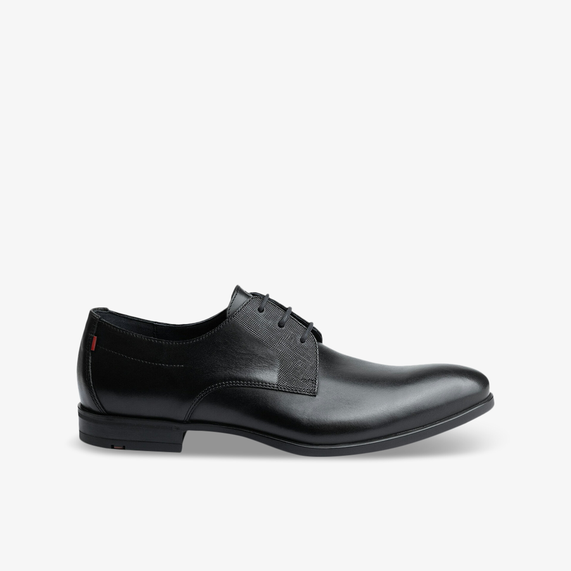 Eleganter schwarzer Lederschuh in klassischer seitlicher Ansicht, glatt verarbeitet, schnürbar und bequem für formelle Anlässe