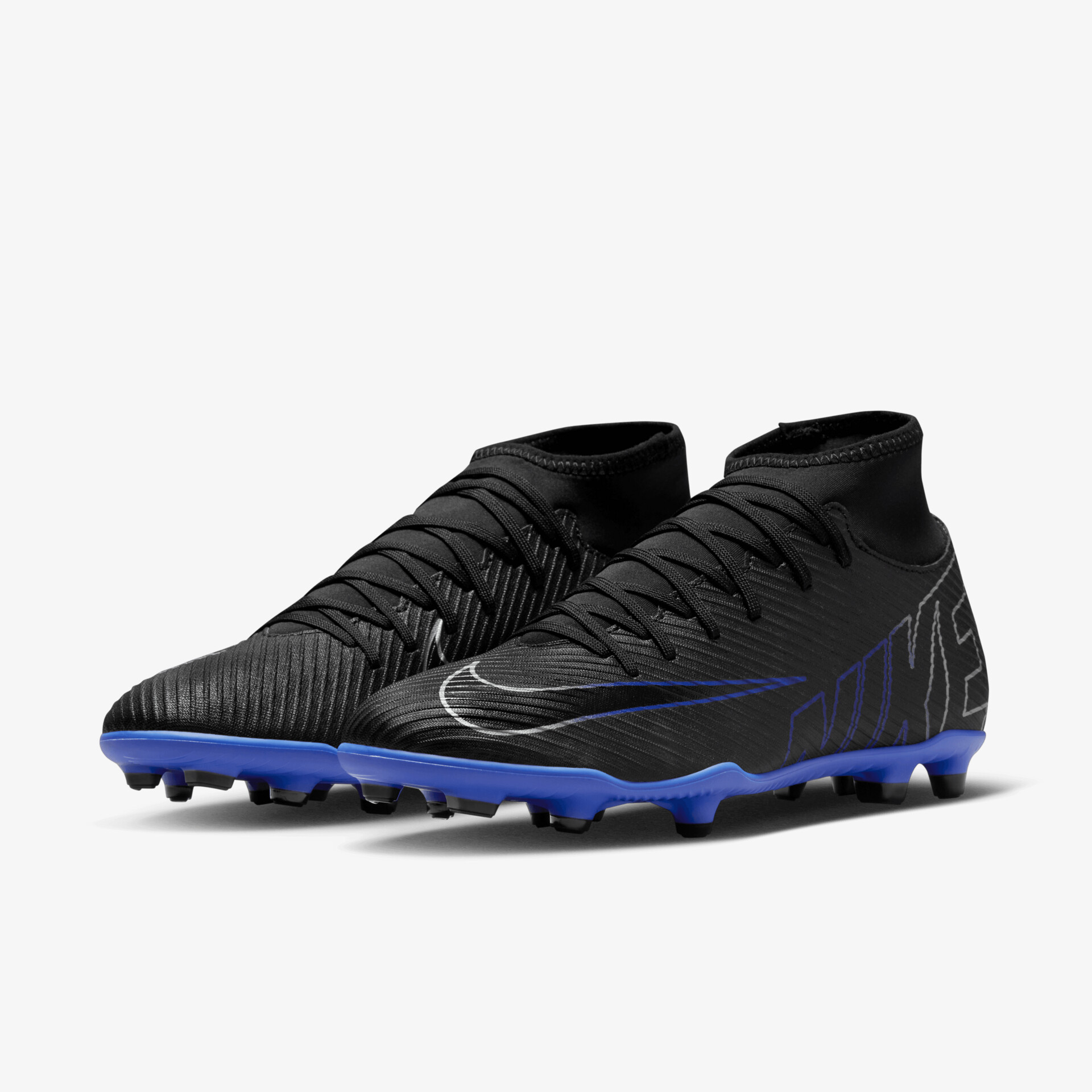 Leichte schwarze Fußballschuhe mit blauem Profil und schnittigem Design für optimalen Halt und hohe Beweglichkeit