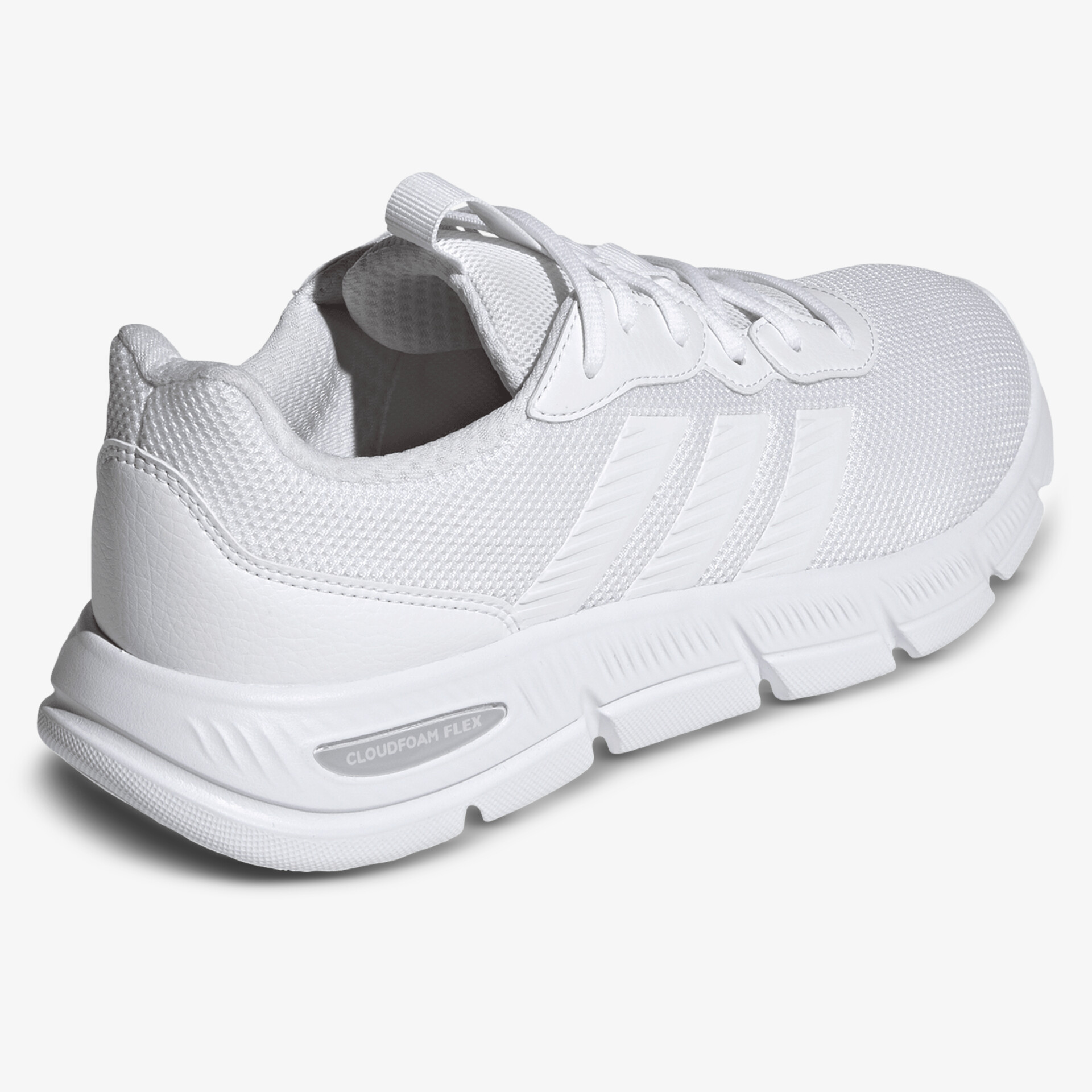 Moderner leichter Sportschuh in weiß mit atmungsaktivem Material und rutschfester Sohle seitlich dargestellt