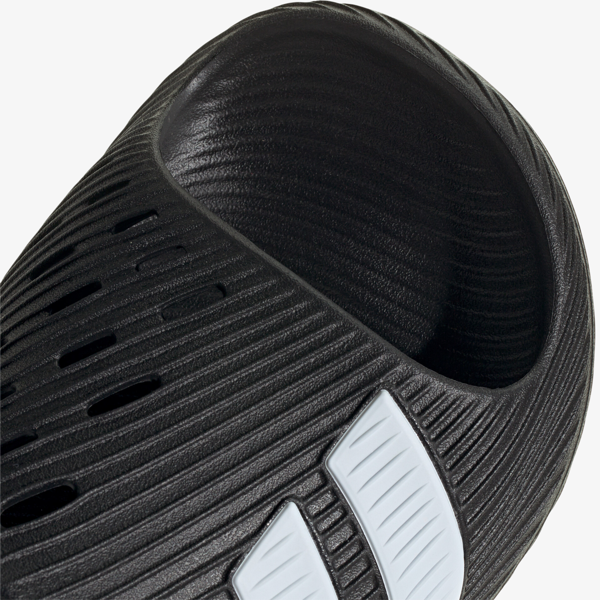 Detailansicht einer atmungsaktiven, leichten Sportschuhsohle mit rutschfestem Profil und modernem Design