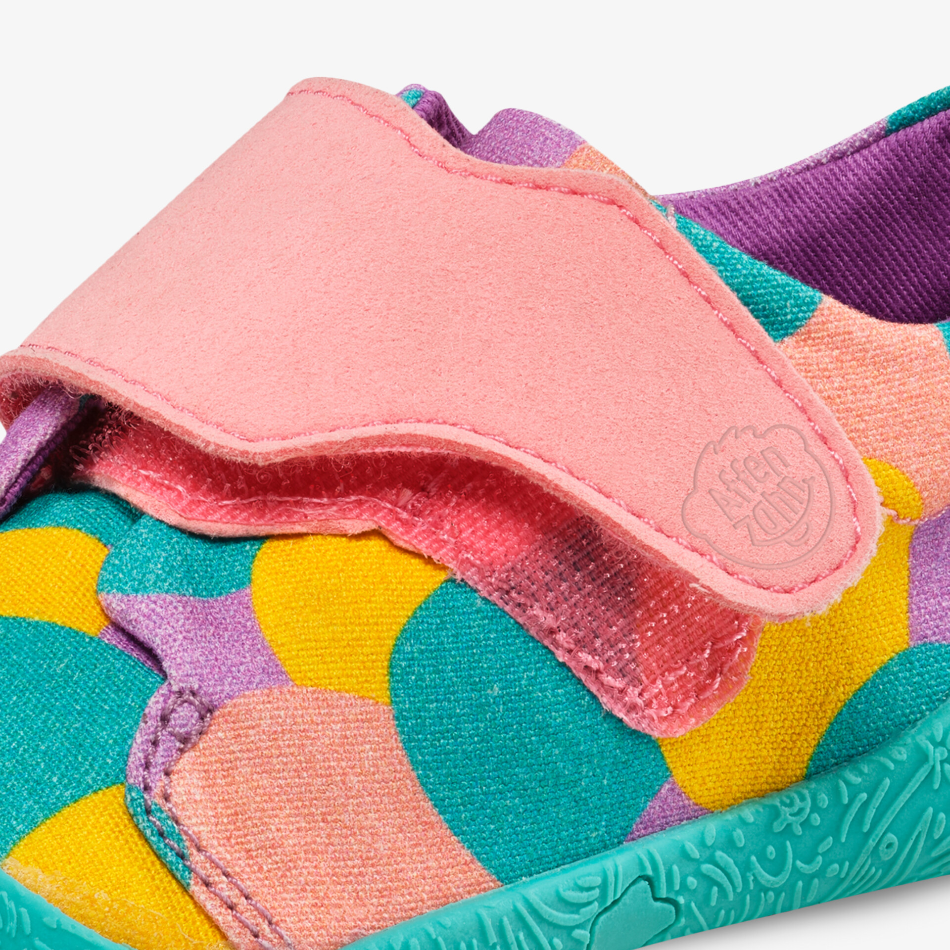 Bunter Kinderschuh mit bequemem Klettverschluss, weichem Material und rutschfester Sohle für optimalen Tragekomfort