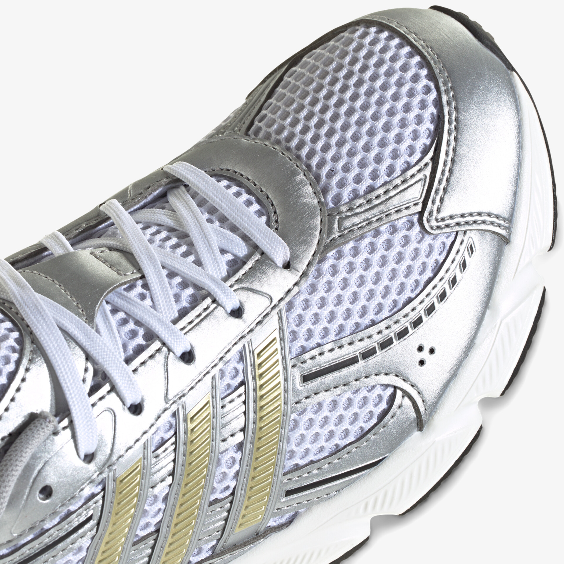 Sportlicher silberner Sneaker mit atmungsaktivem Mesh, flexibler Verarbeitung und stabiler Schnürung, leichter Tragekomfort