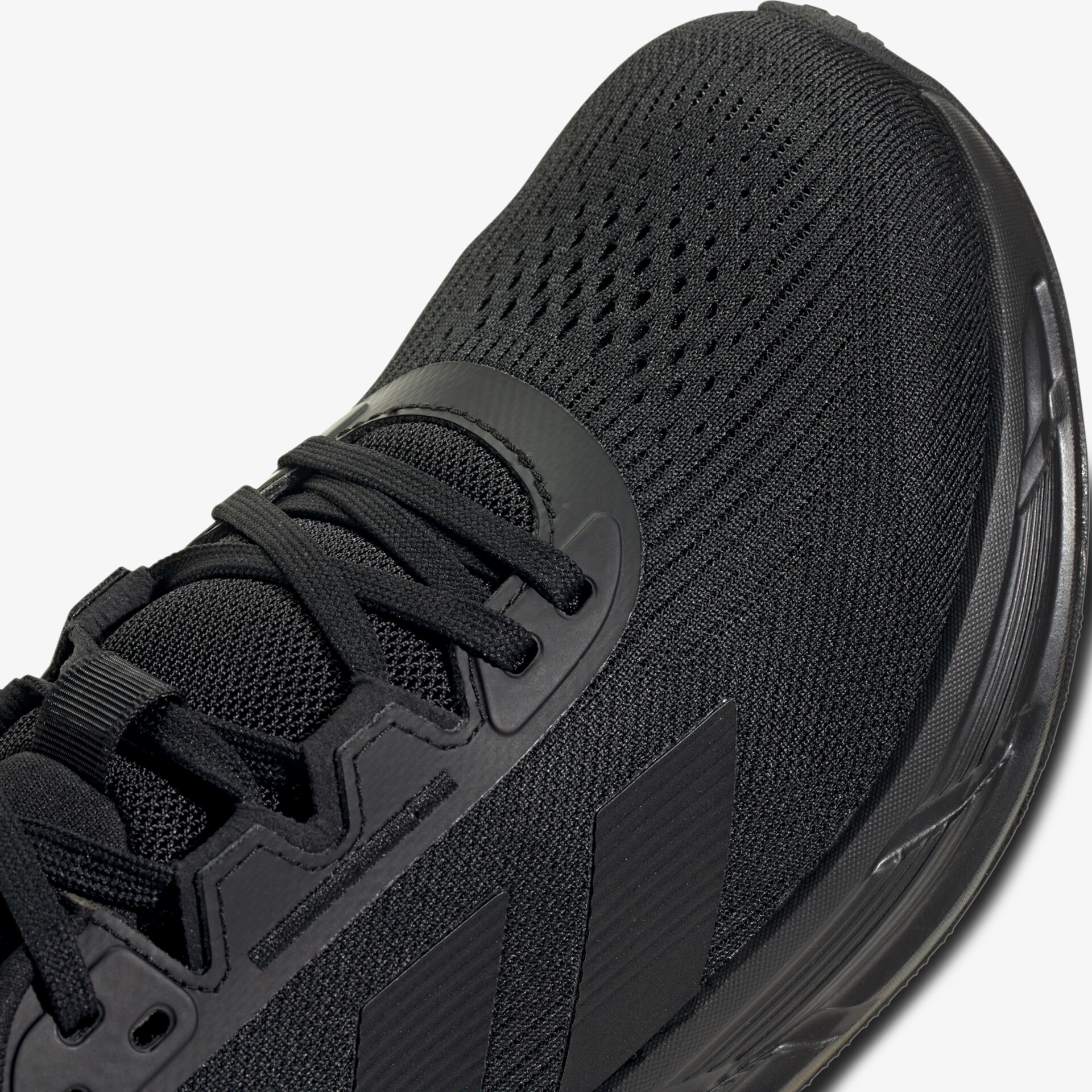 Schwarzer Sportschuh aus atmungsaktivem Material mit bequemer Schnürung und langlebiger Sohle