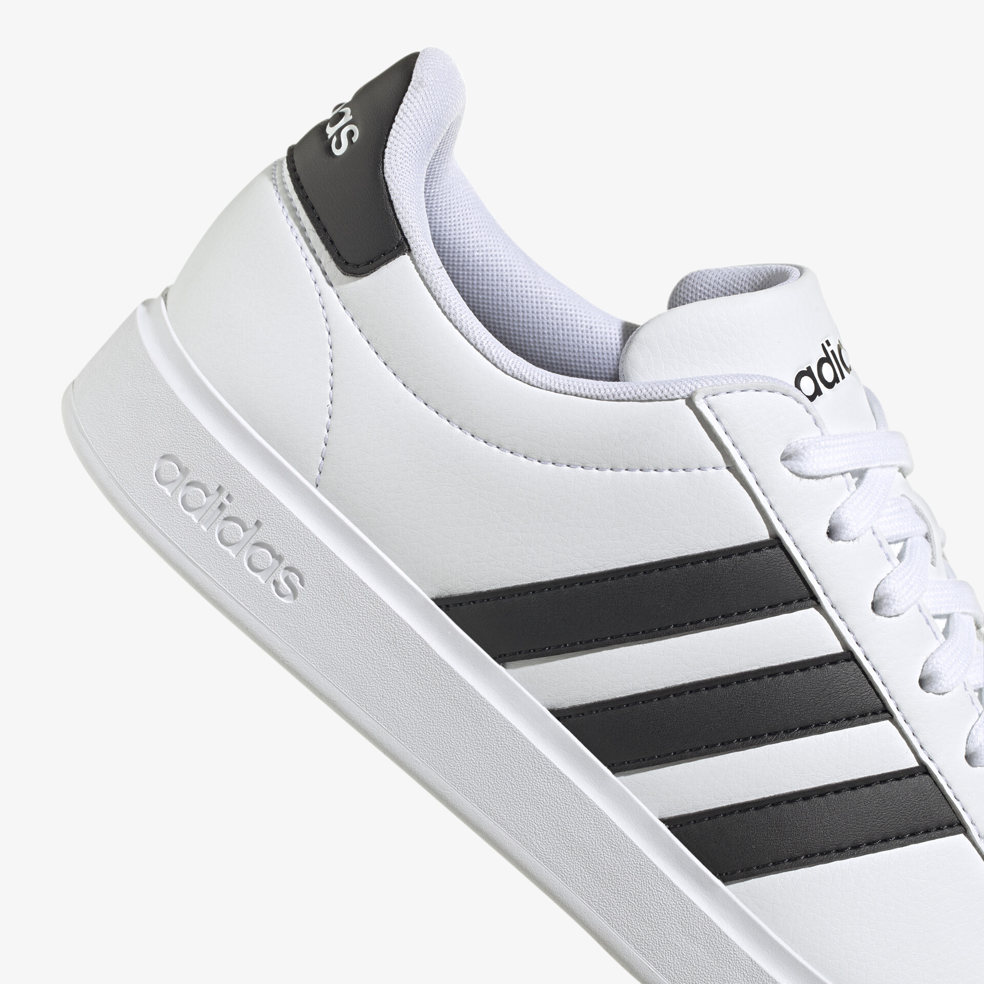 Weißer Adidas Sneaker mit schwarzen Streifen und Logo, modern und sportlich. Ideal für Freizeit und Alltag.