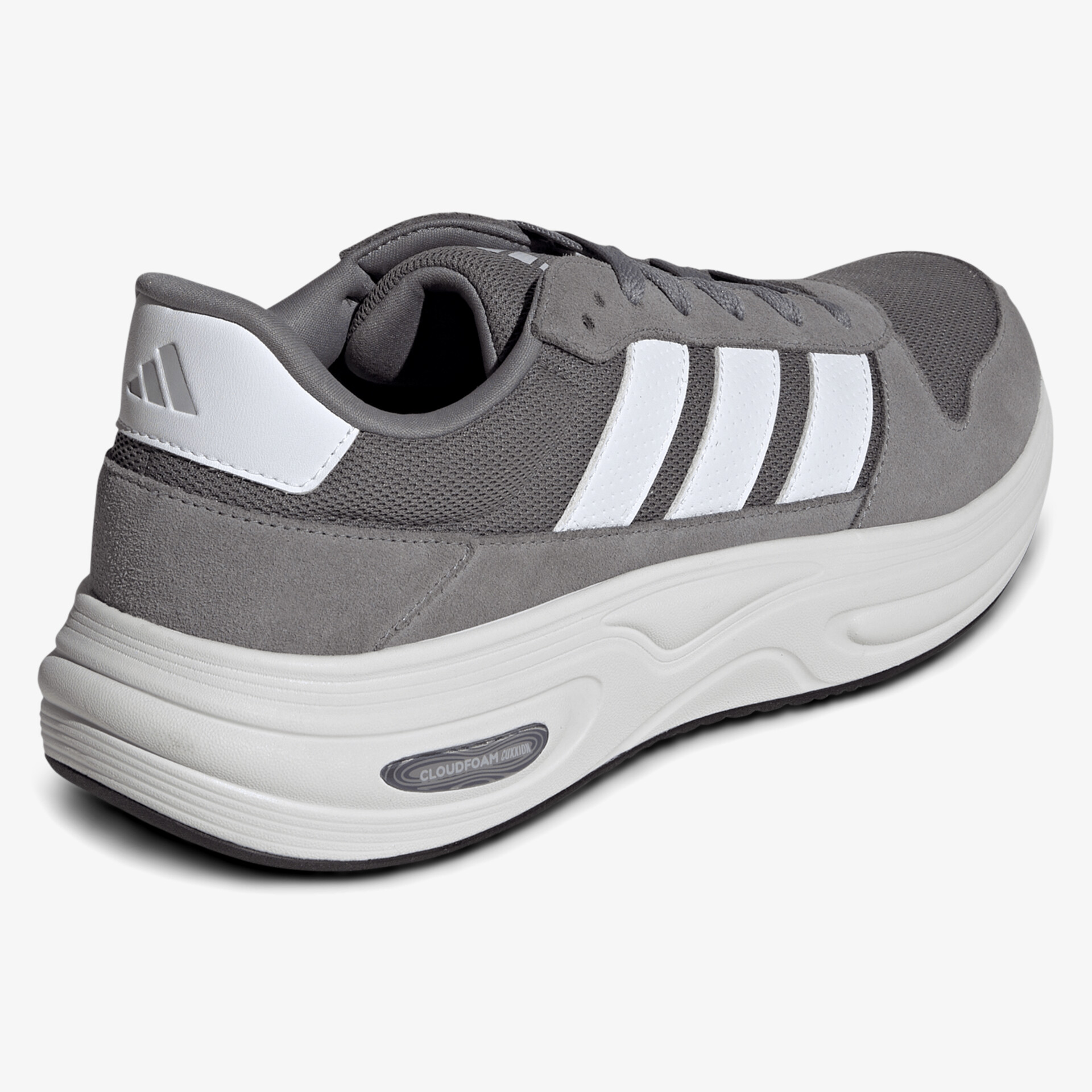 Gepolsterter grauer Sportschuh mit weißer Sohle und markanten Streifen, seitliche Ansicht