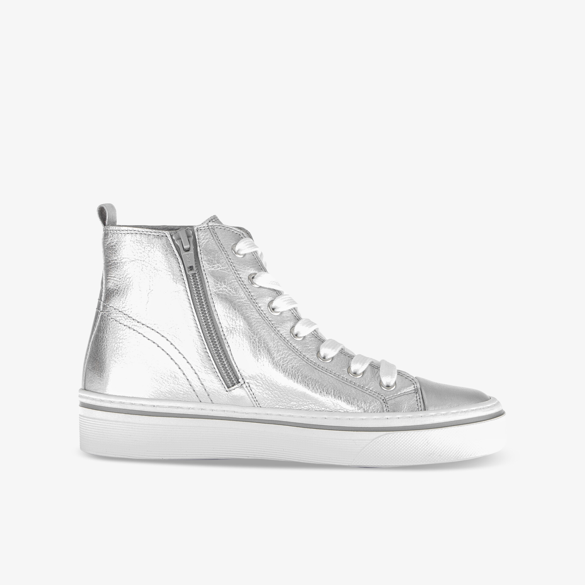 Seitenansicht eines modernen silberfarbenen High-Top Sneakers mit Reißverschluss und Schnürung auf weißem Hintergrund