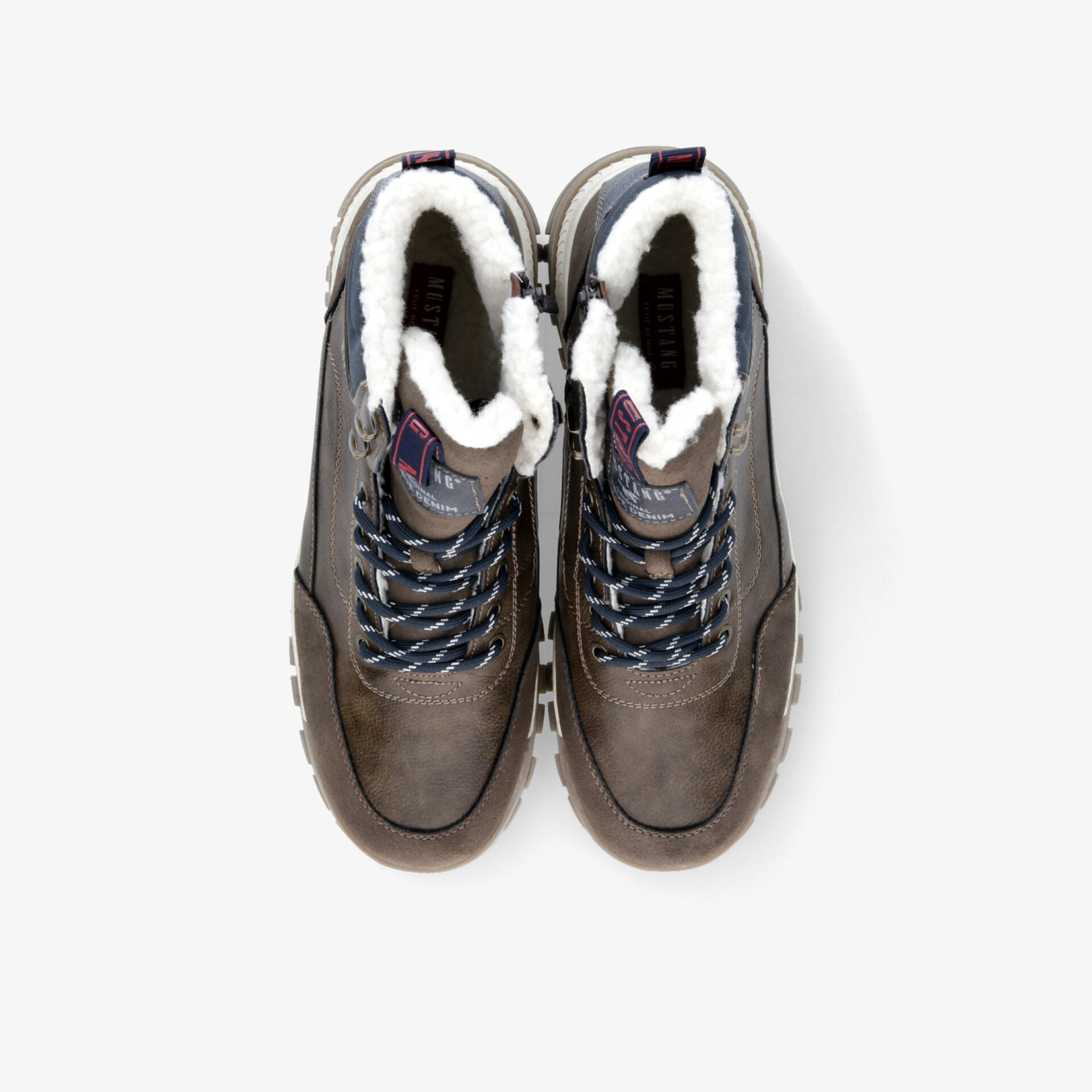 Robuste, wasserfeste Wanderschuhe mit warmer Fütterung und hochwertiger Schnürung aus der Draufsicht