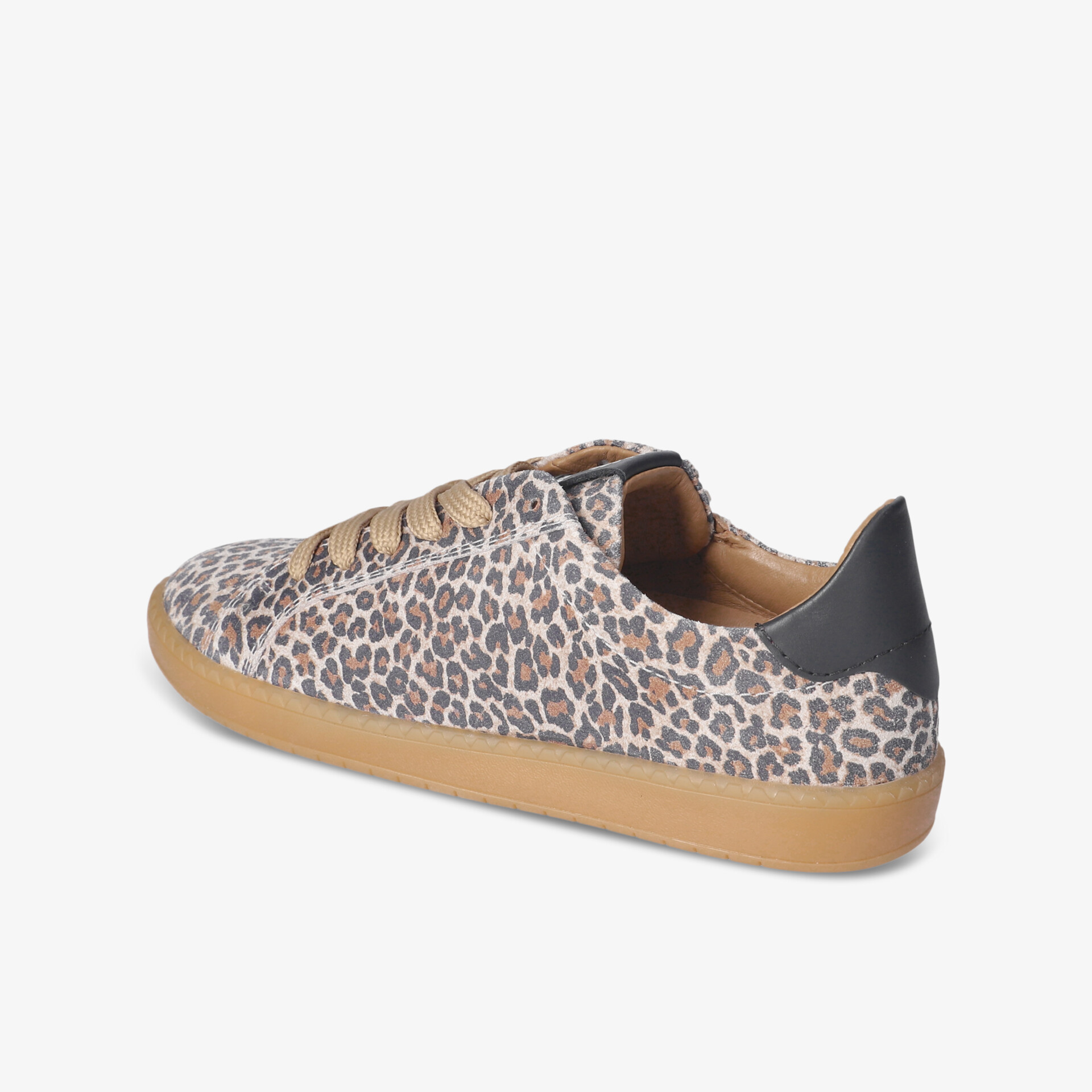 Seitliche Ansicht eines sportlichen Sneakers mit Leopardenmuster und flexibler, bequemer Sohle
