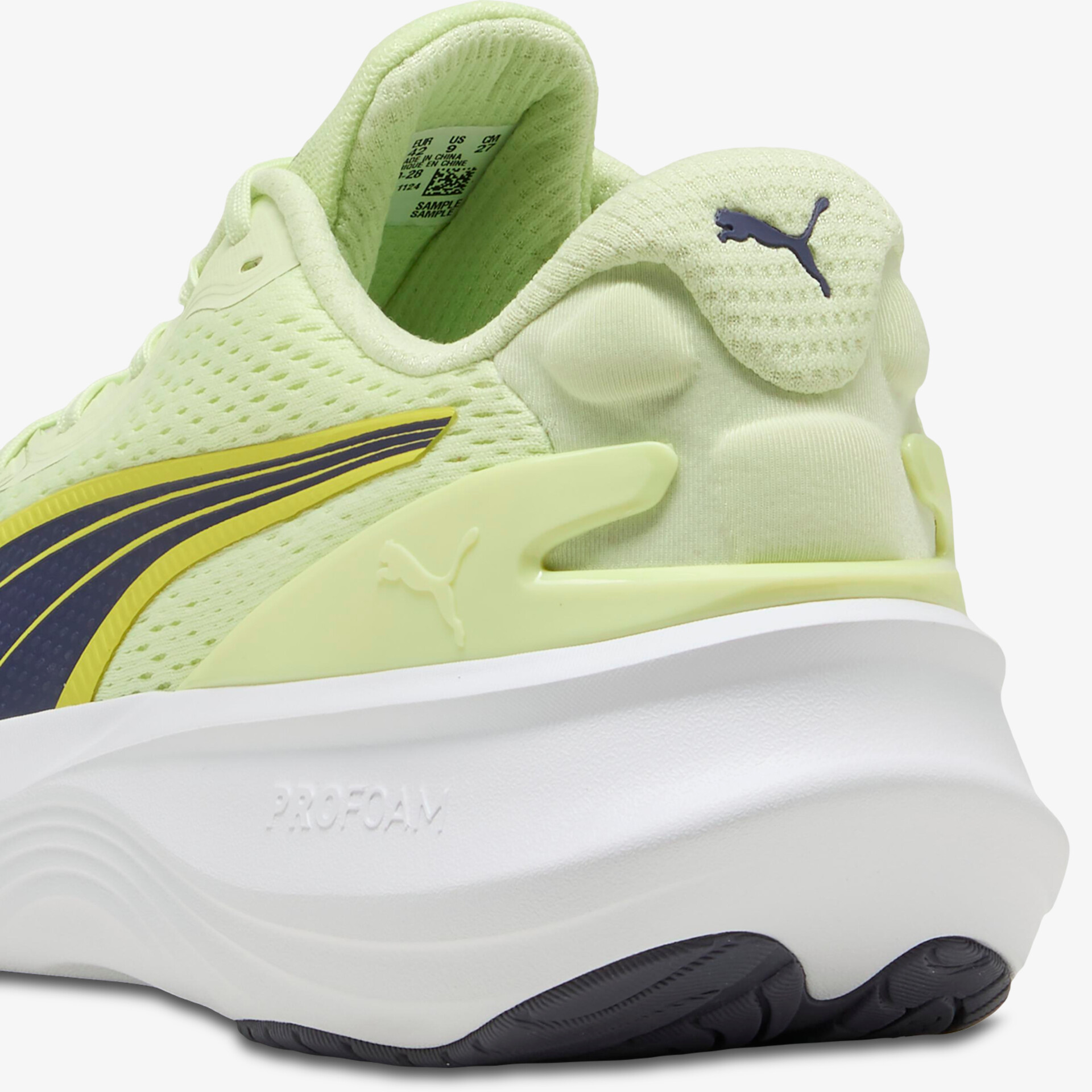 Moderne Laufschuh mit gepolsterter Sohle und atmungsaktivem, weichem Obermaterial in hellem Grün