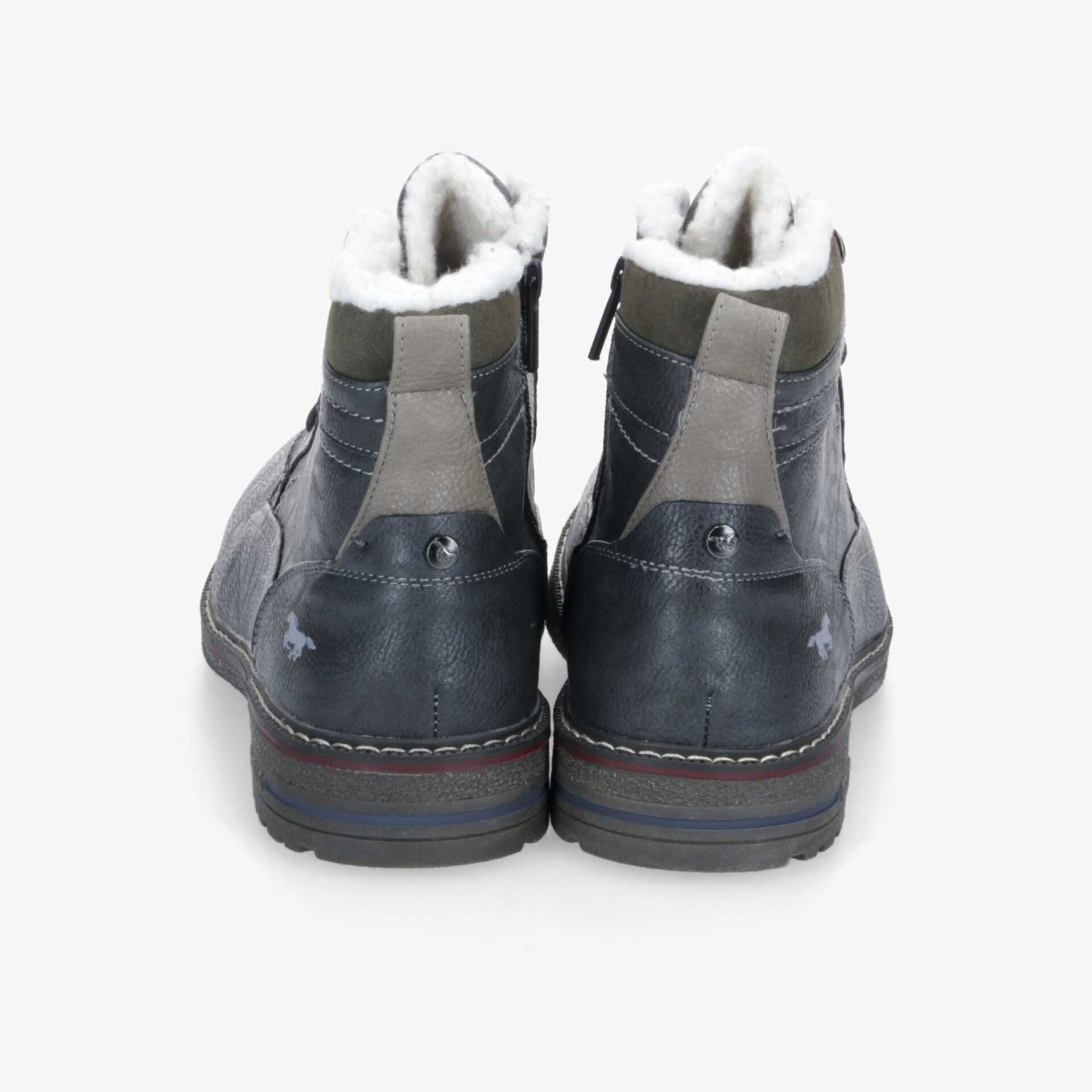 Warme schwarze Winterstiefel mit weichem Fellfutter und robuster Sohle, sichtbare stabile Nähte hinten