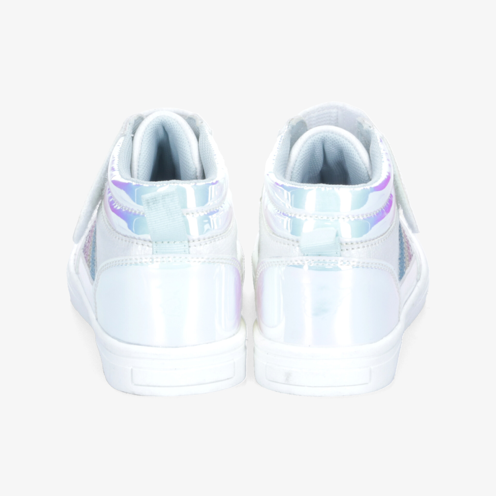 Schimmernde High-Top-Sneaker in futuristischem Design mit modernem Stil und auffälligen Farbakzenten.