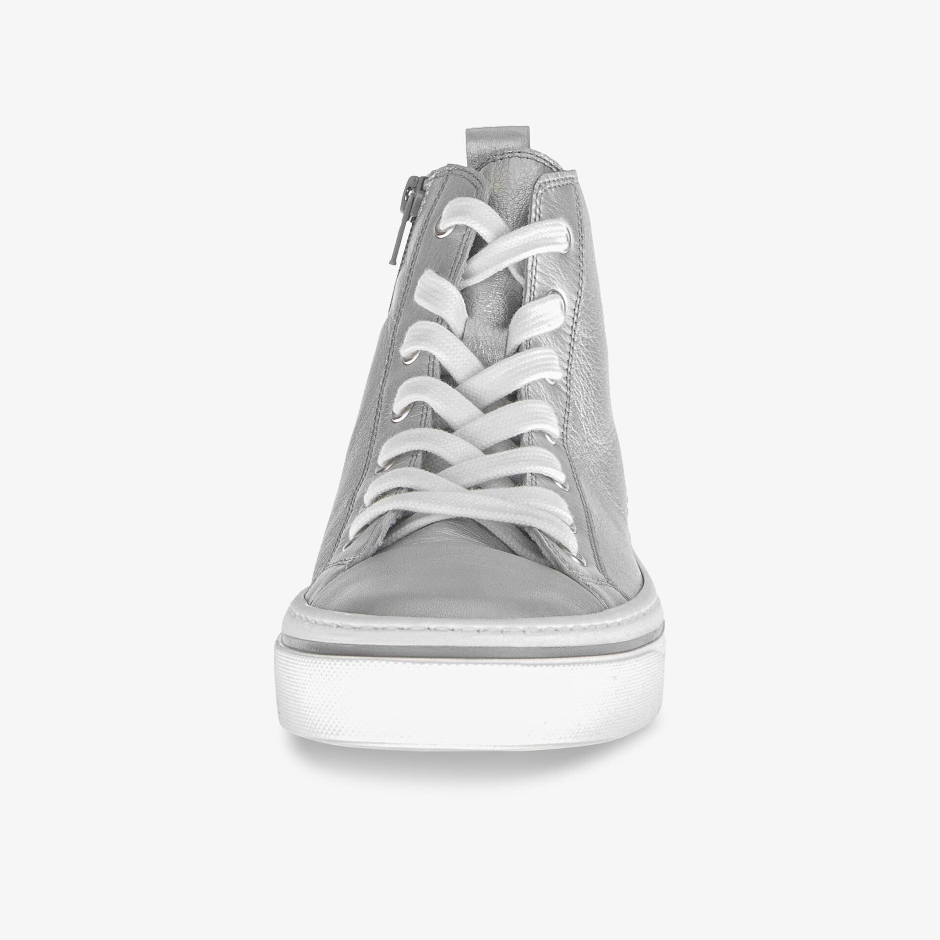 Frontalansicht eines robusten Sneakers mit hoher Schnürung und weißem Sohlenrand für bequemen Halt