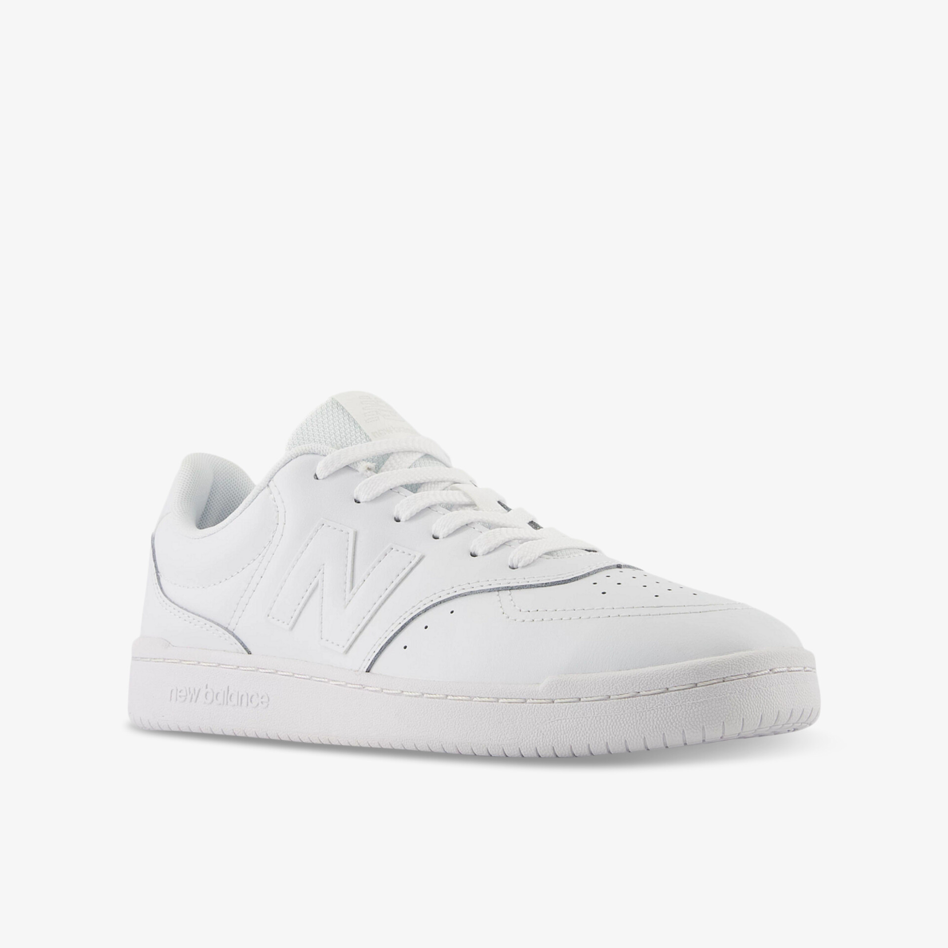 Weißer Sneaker in schräger Vorderansicht mit schnürsenkeln, modernem Design und komfortabler Polsterung